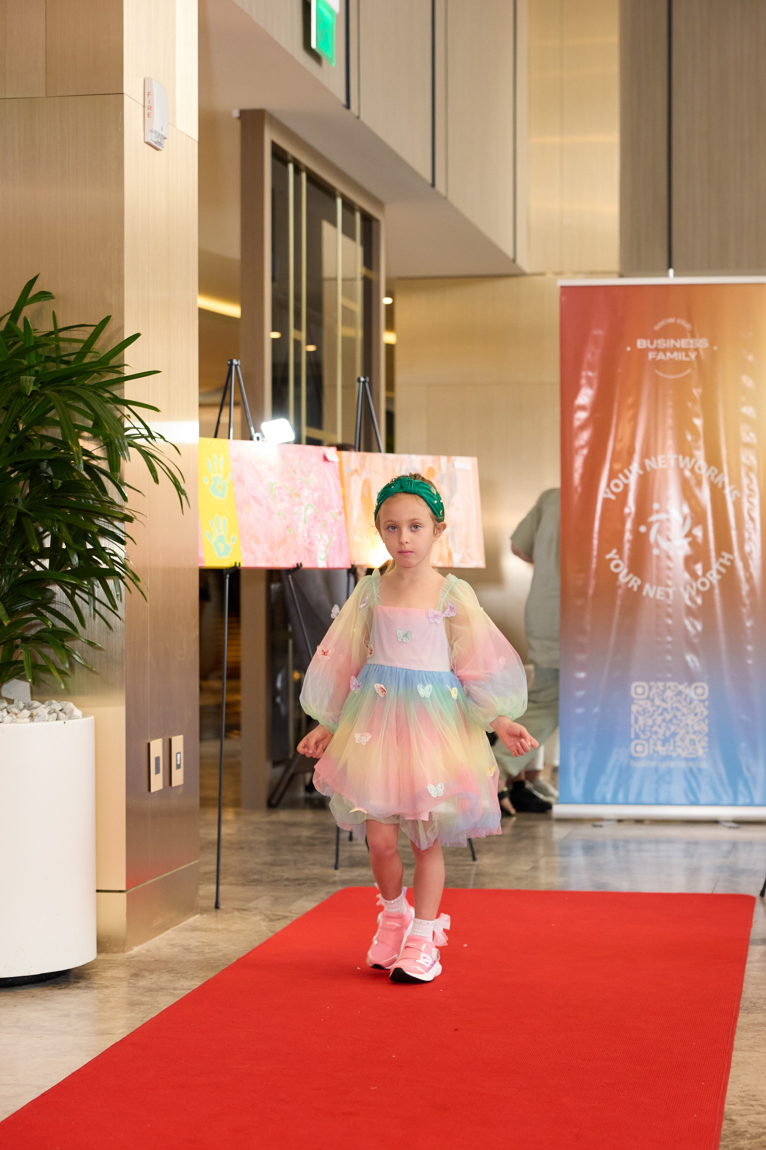 Авторская благотворительная художественная выставка Дианы Бортник. Фотограф Юлия Маковеева