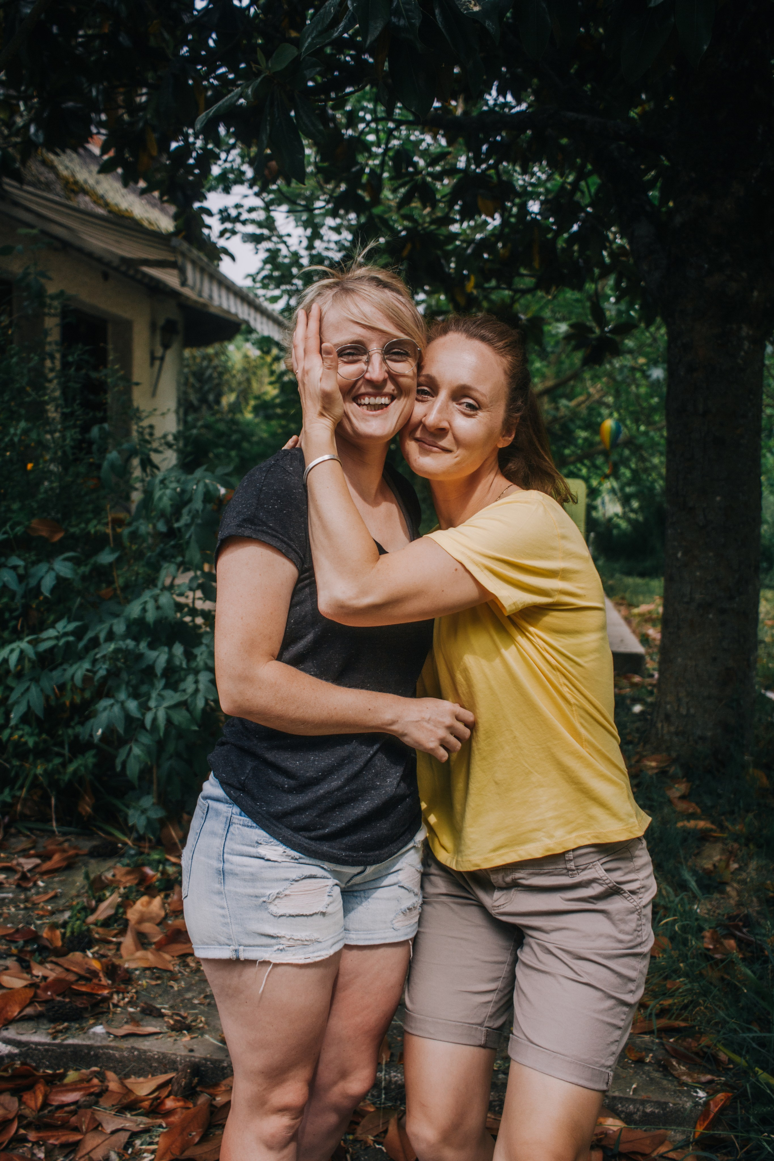 Anais et Tiffany. Photographe professionnelle à Poitiers, Tours et Châtellerault | Studio photo entre Poitiers et Tours – portraits, familles, entreprises, ma