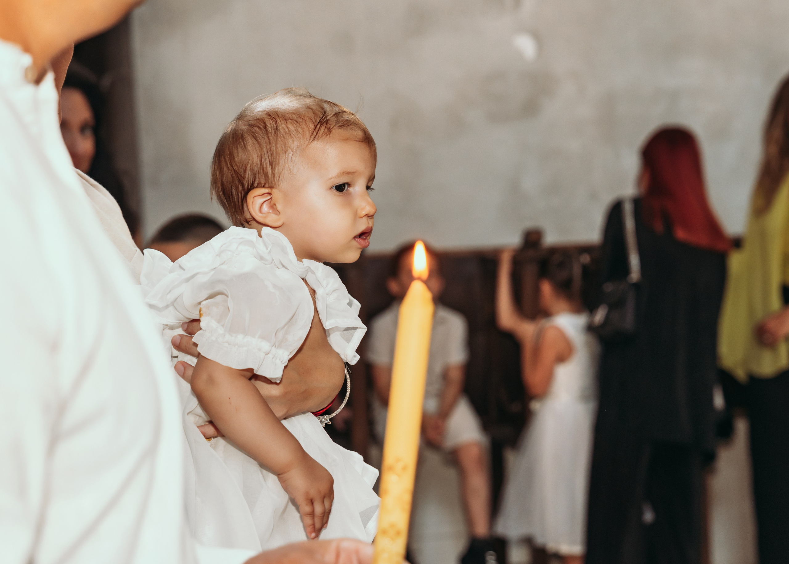 Devojcica u beloj haljini na krstenju u Zemunu
