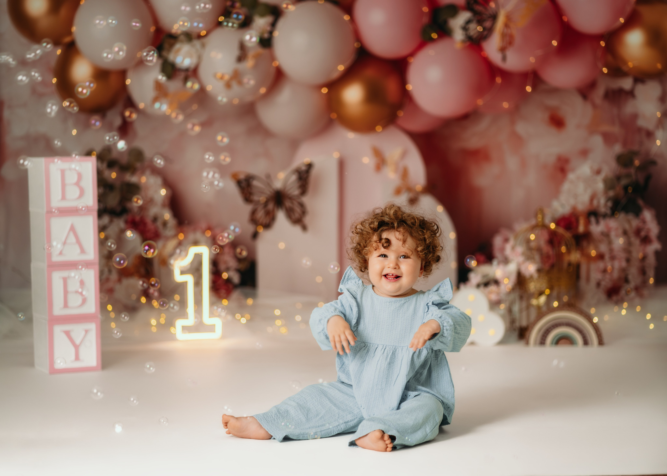 devojcica u slatkoj garderobi na cake smash fotografisanju na ledinama