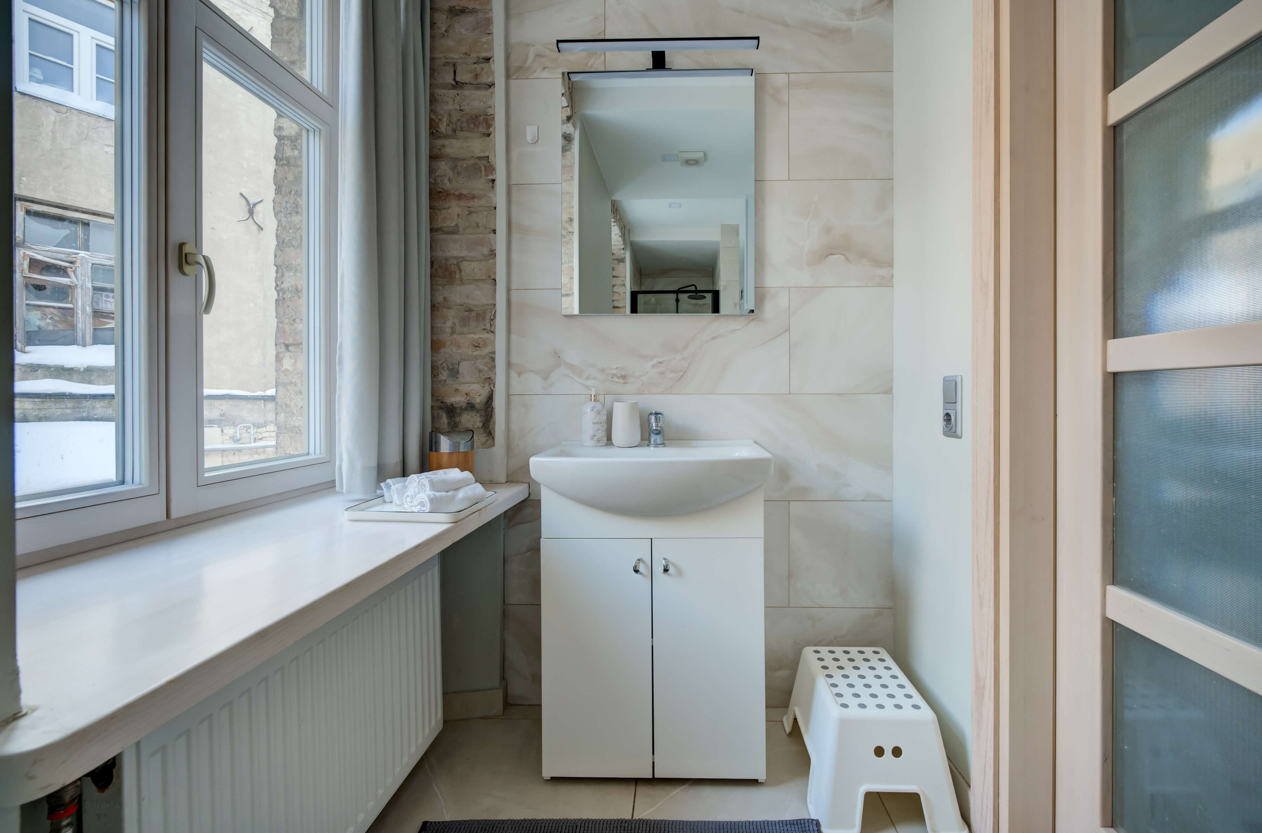 Paveikslai, židinys, sofa — rinkinys „aš jau suaugusi, bet ne iki galo“