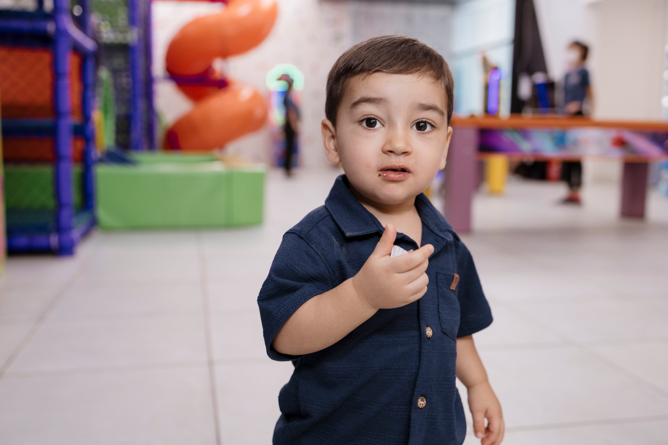 Momento espontâneo de brincadeira na festa infantil em Recife