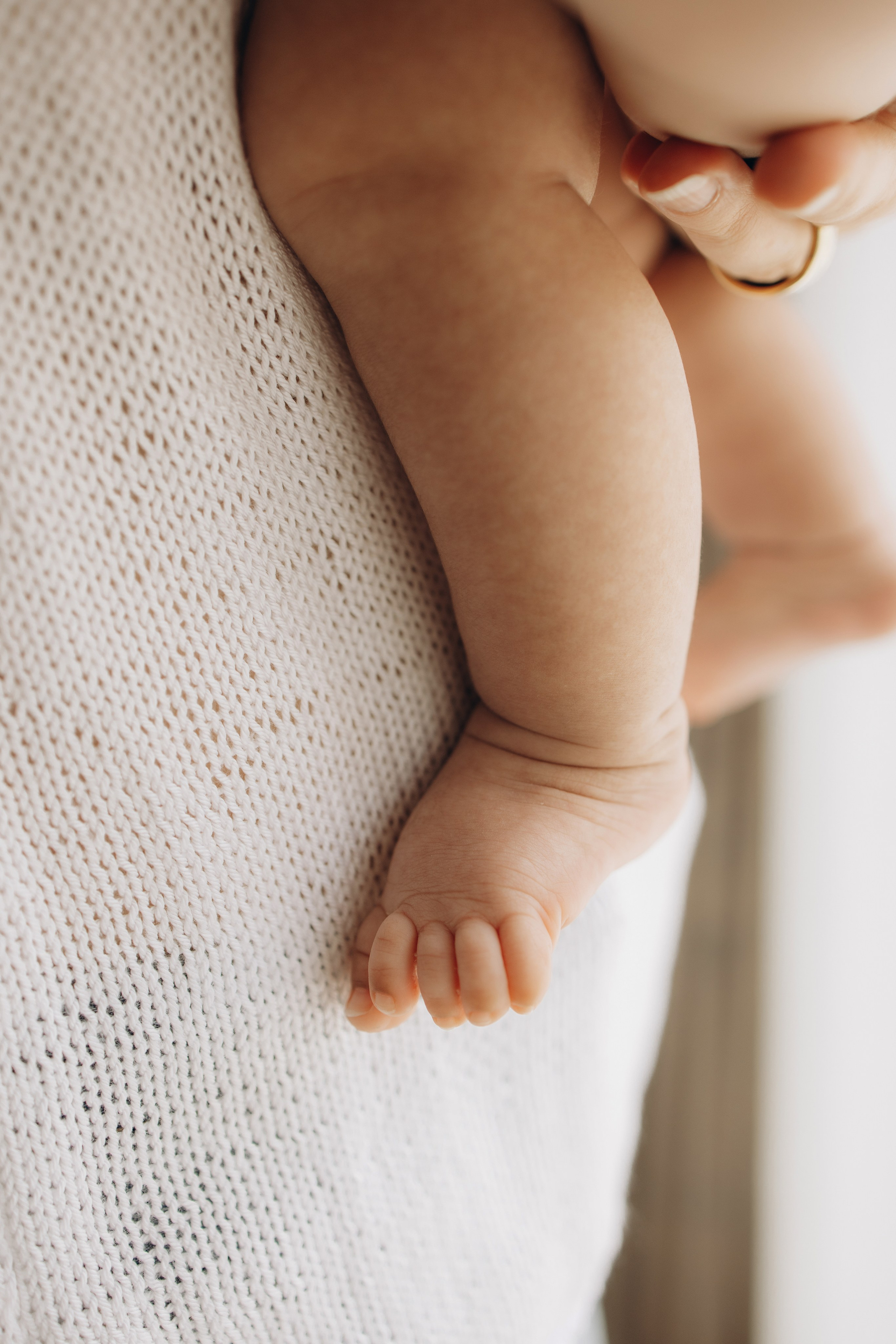 Tiny toes. Фотограф родов, семей и новорожденных малышей в Дубае