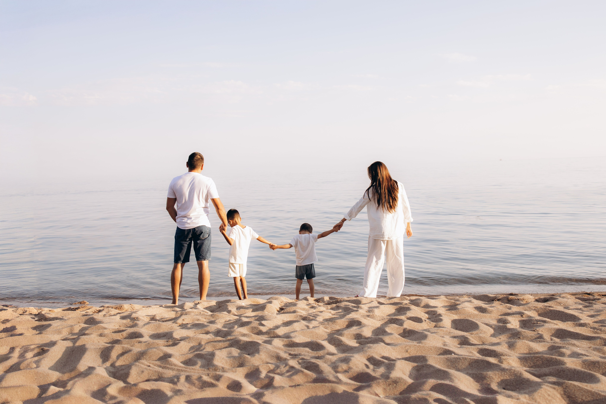 Family at Sunset. Фотограф родов, семей и новорожденных малышей в Дубае