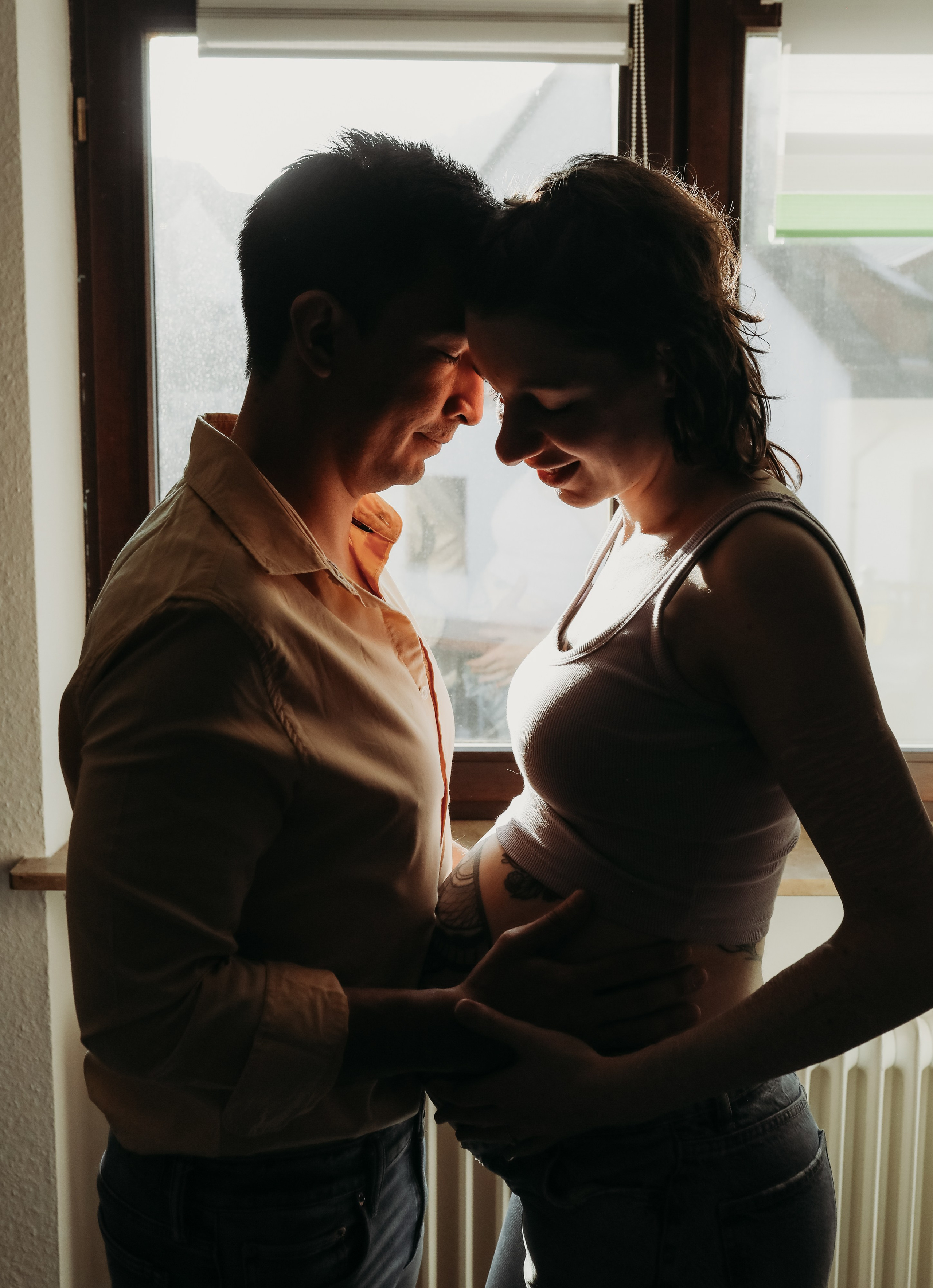 Babybauch Fotoshooting mit Partner – liebevolle Schwangerschaftsfotografie in der Pfalz