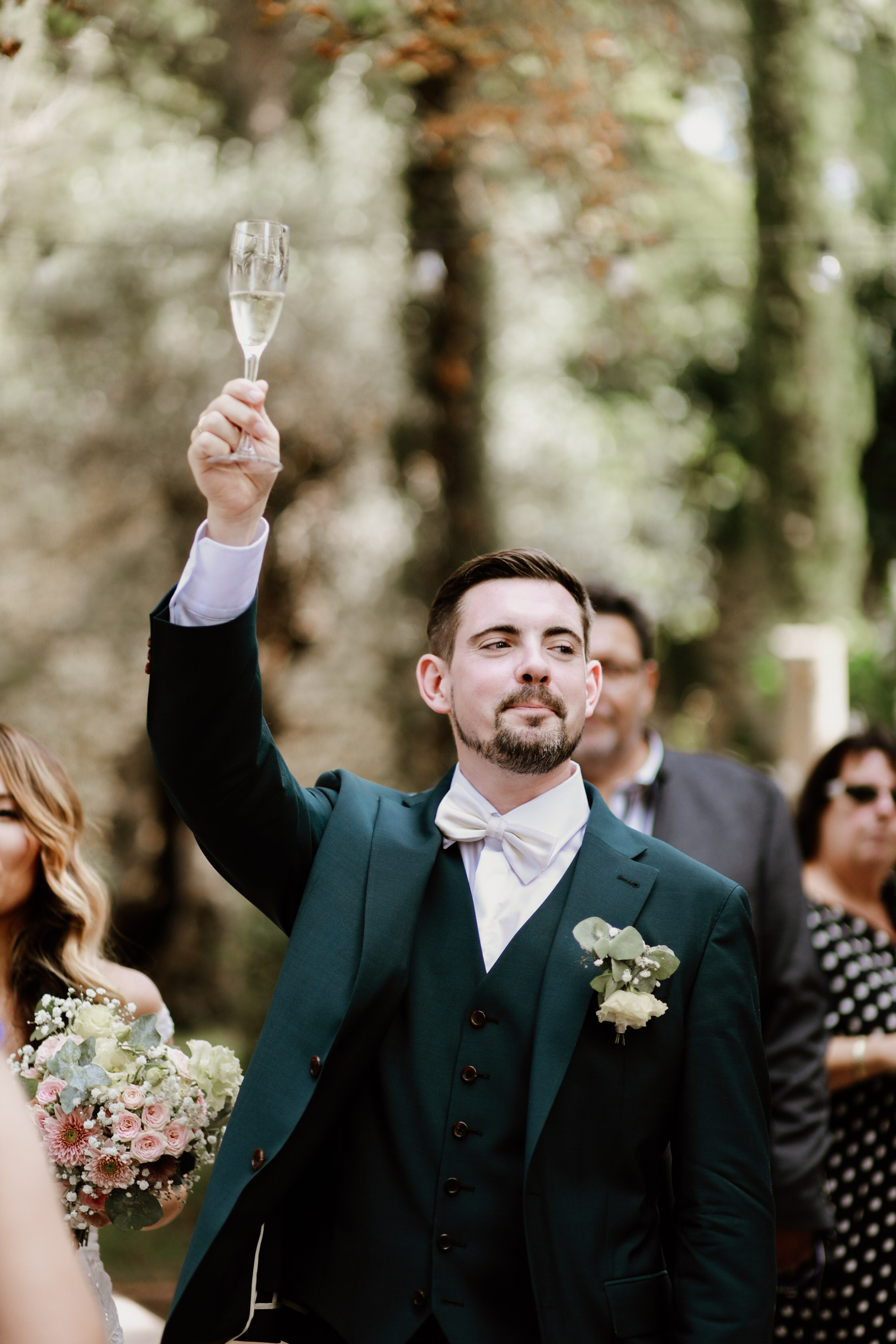 Natürliche Paarfotos im Morrhof mit mediterraner Architektur 