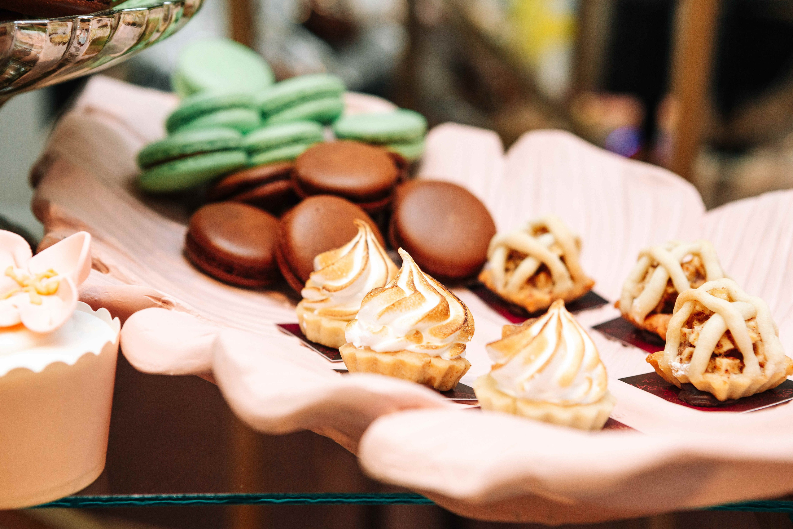 PARTY IN A RESTAURANT WITH THE WHOLE FAMILY. Https://shi-photo.com/