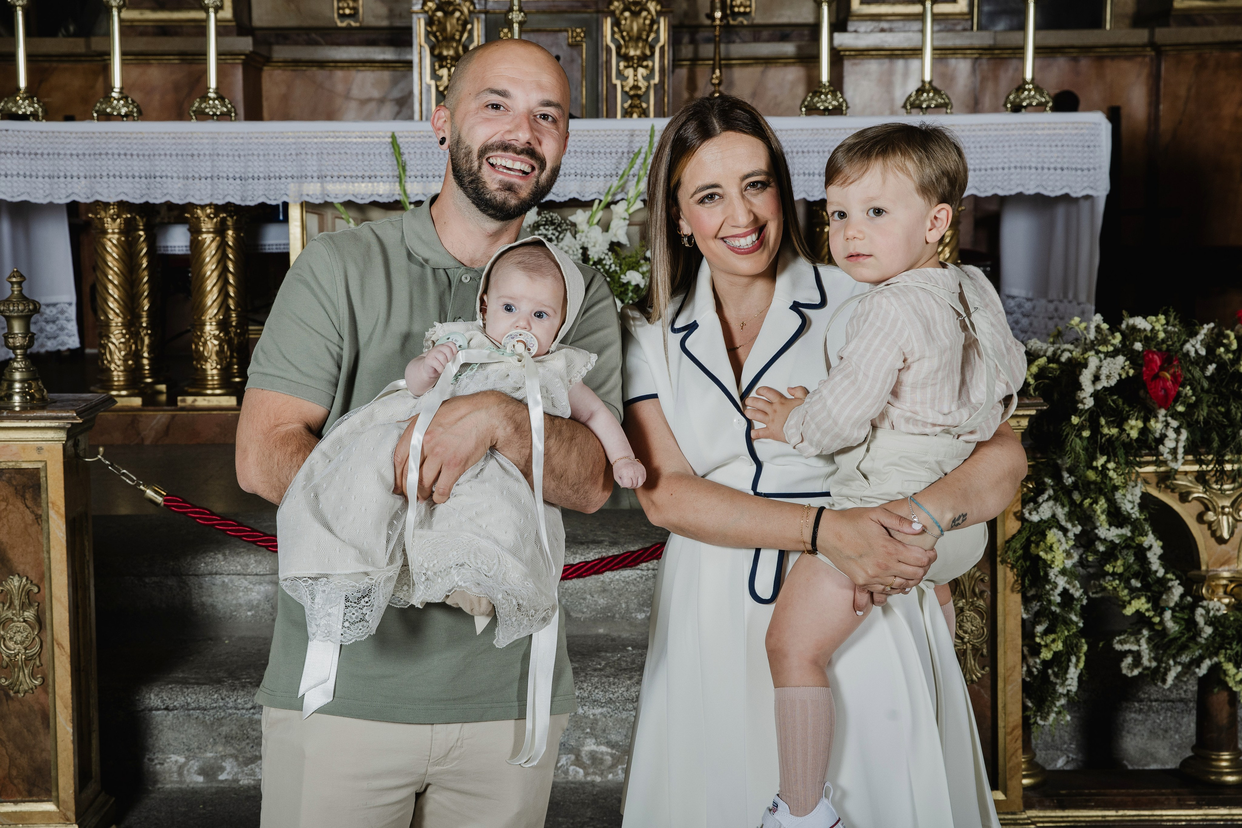 Retrato de bebé con traje de bautizo en estudio fotográfico Rainbox, Torrejón de Ardoz