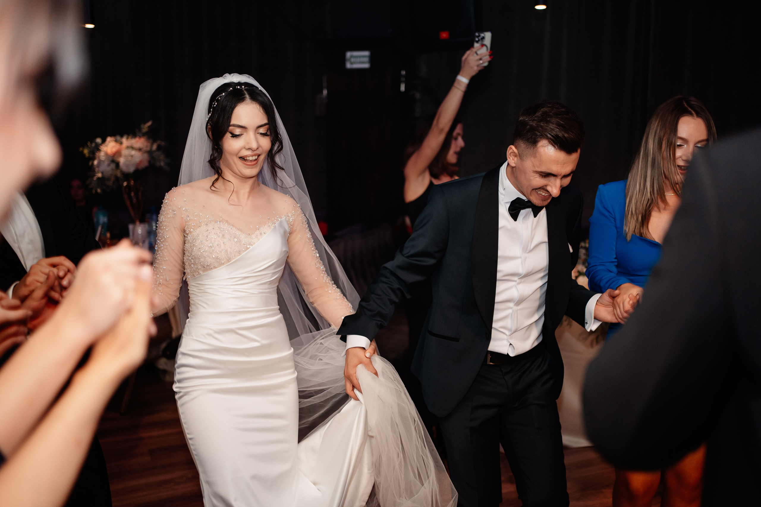 Moment emoționant între miri în ziua nunții, surprins într-un cadru natural și romantic, la Drobeta Turnu Severin. Fotografie de nuntă profesională, editată artistic pentru a evidenția emoția și eleganța evenimentului.