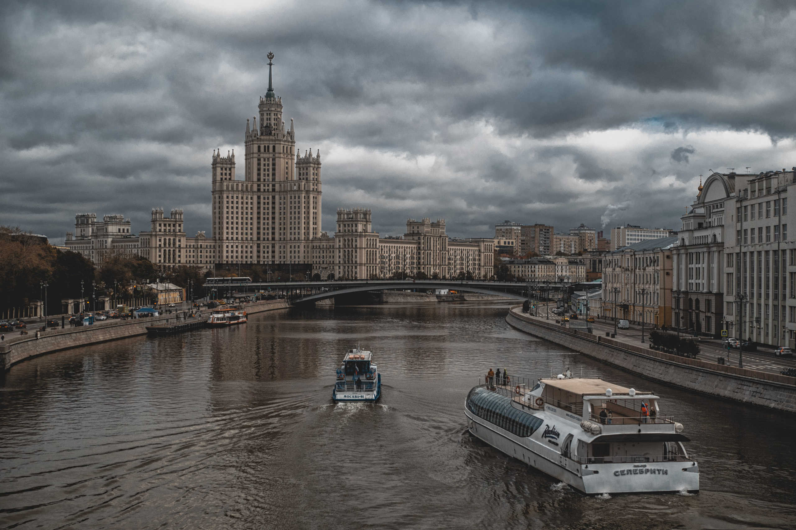 Moscou, une promenade vers Parc « Zaryadye » longeant Moskva-Reka. Photographe sur Cote d’Azur. Portraits de familles, couples, enfants, événements