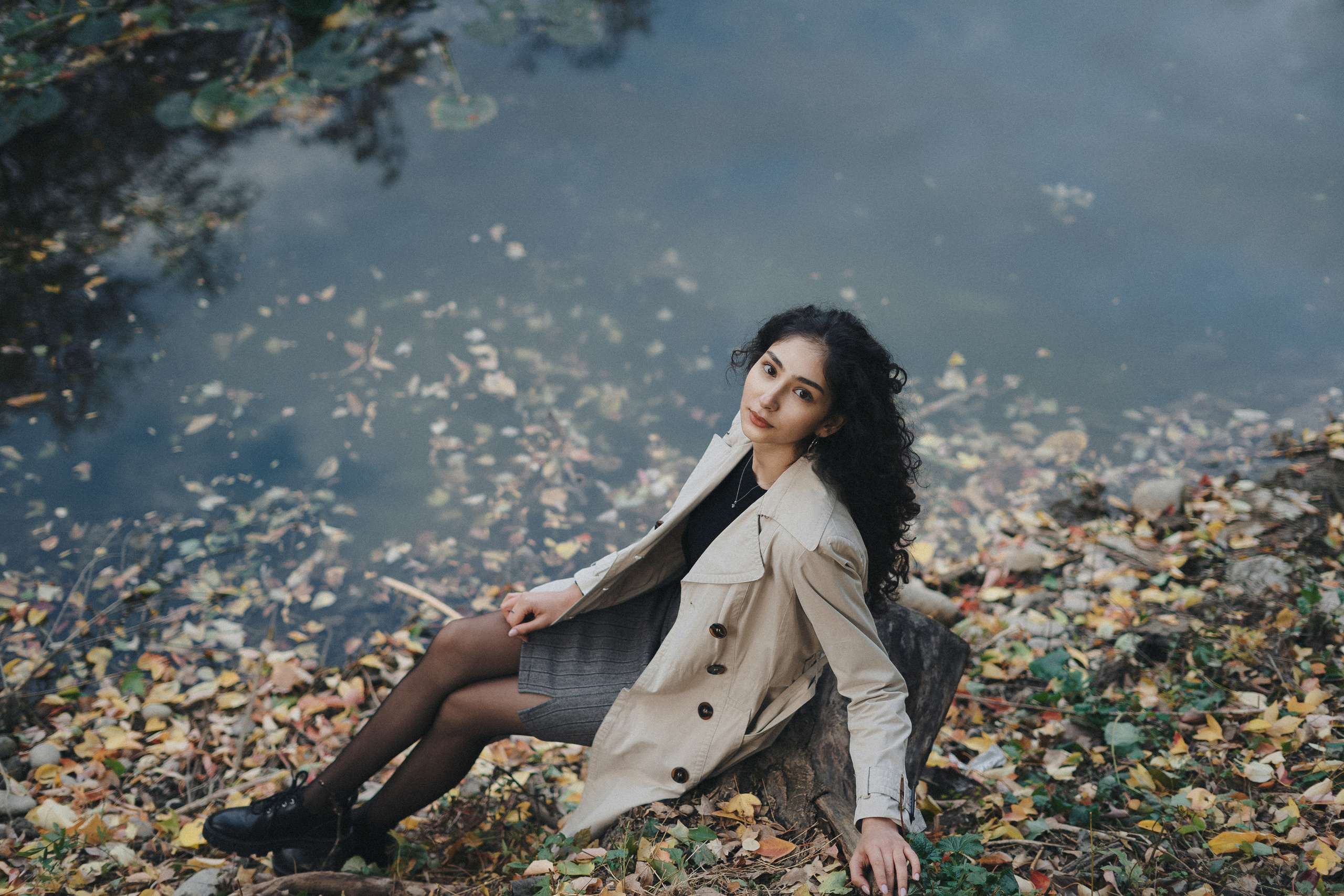 женский портрет у озера 