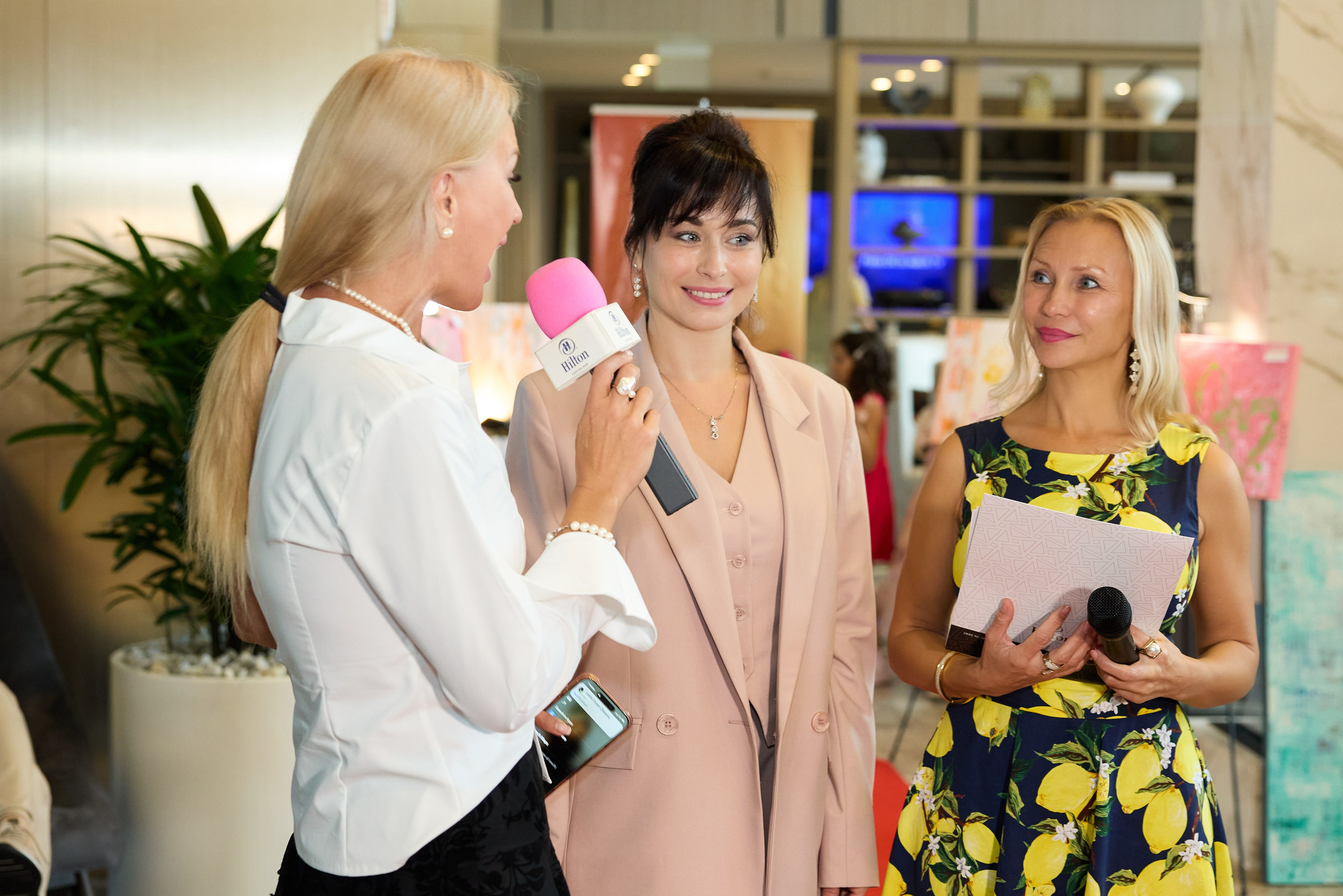 Авторская благотворительная художественная выставка Дианы Бортник. Фотограф Юлия Маковеева