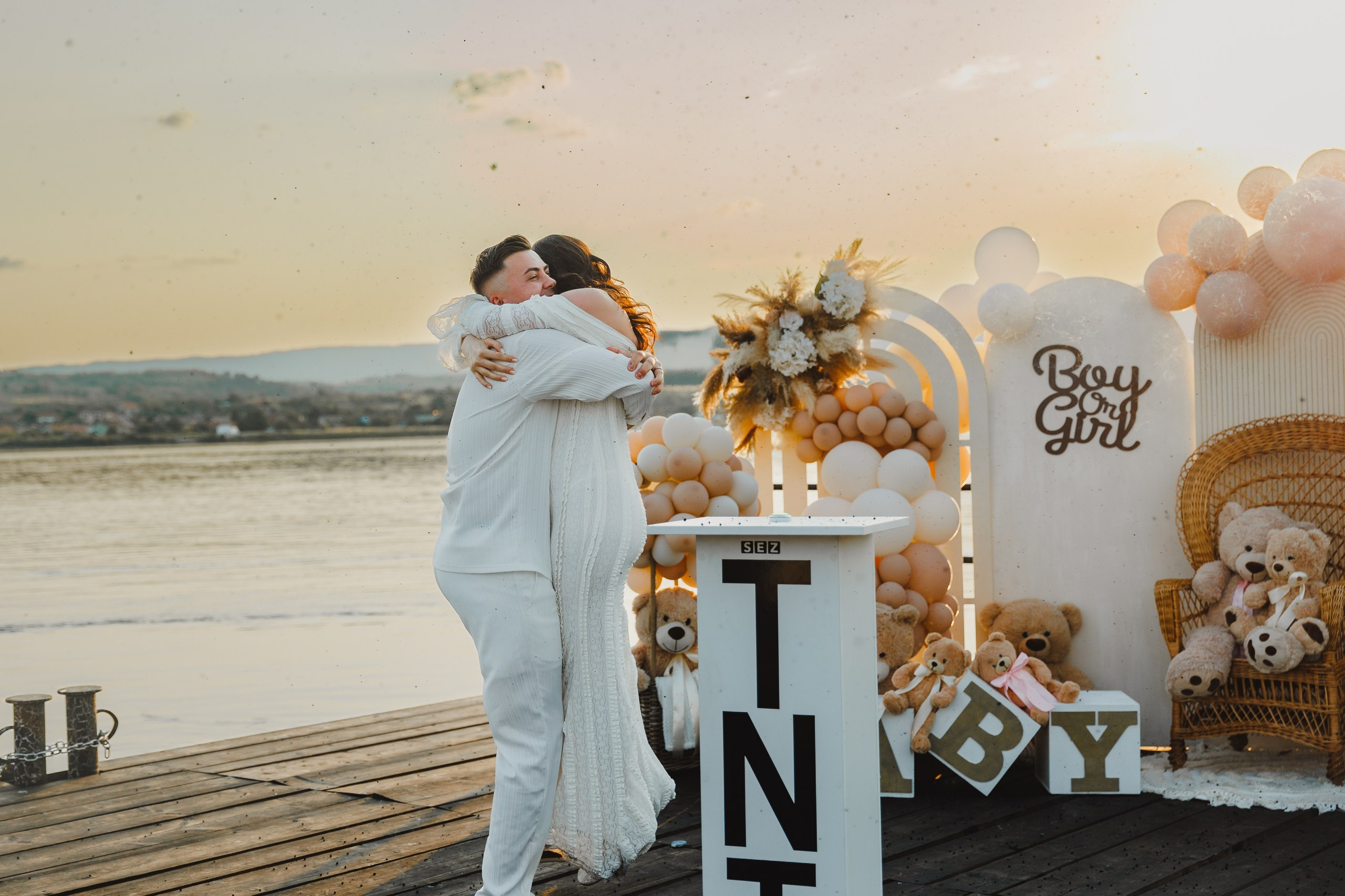 Cuplu îmbrățișându-se emoționat după momentul gender reveal
