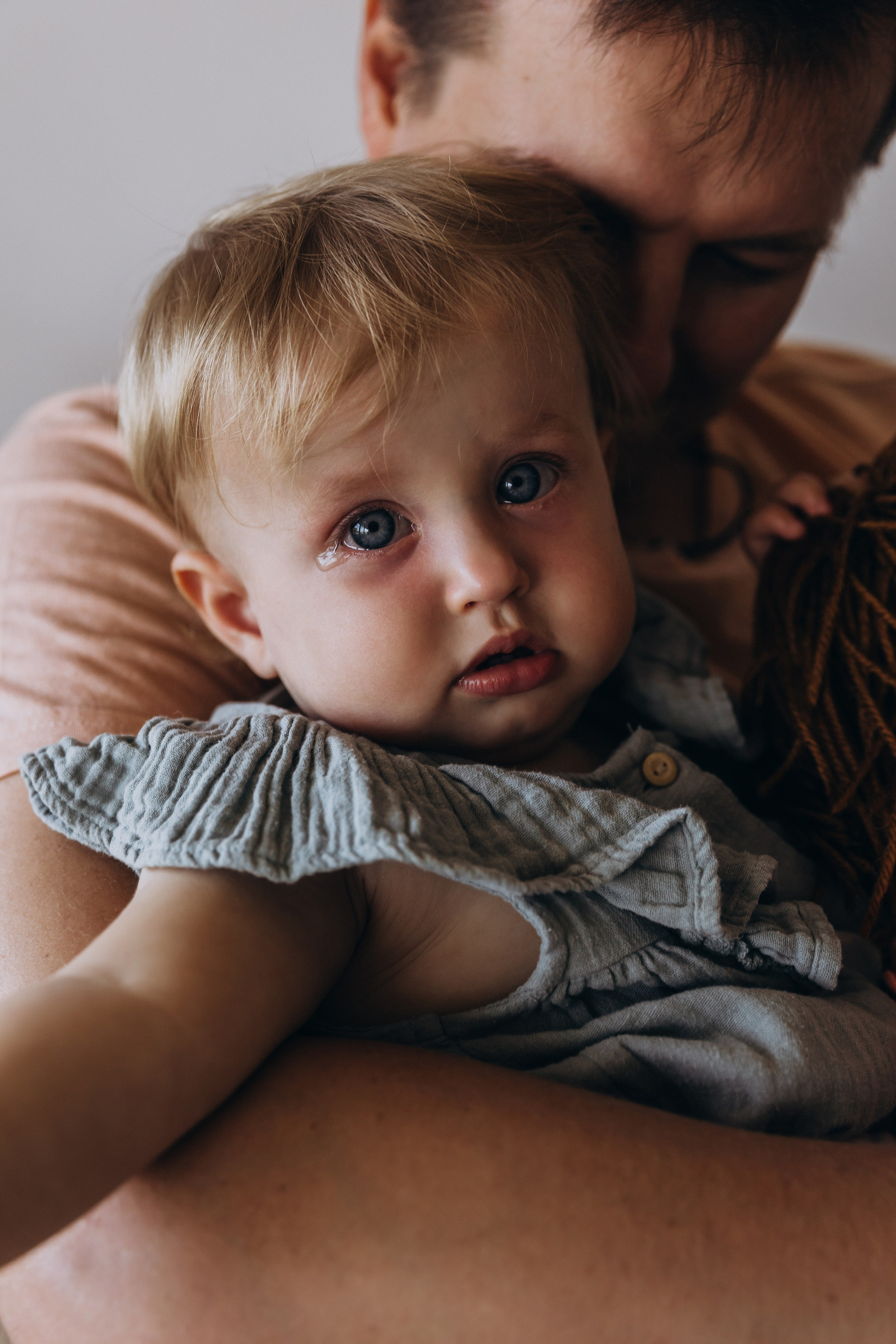 Lifestyle Family Photoshoot at Home — Cozy & Authentic Moments. Photographer in Santiago, Chile Anna Almazova