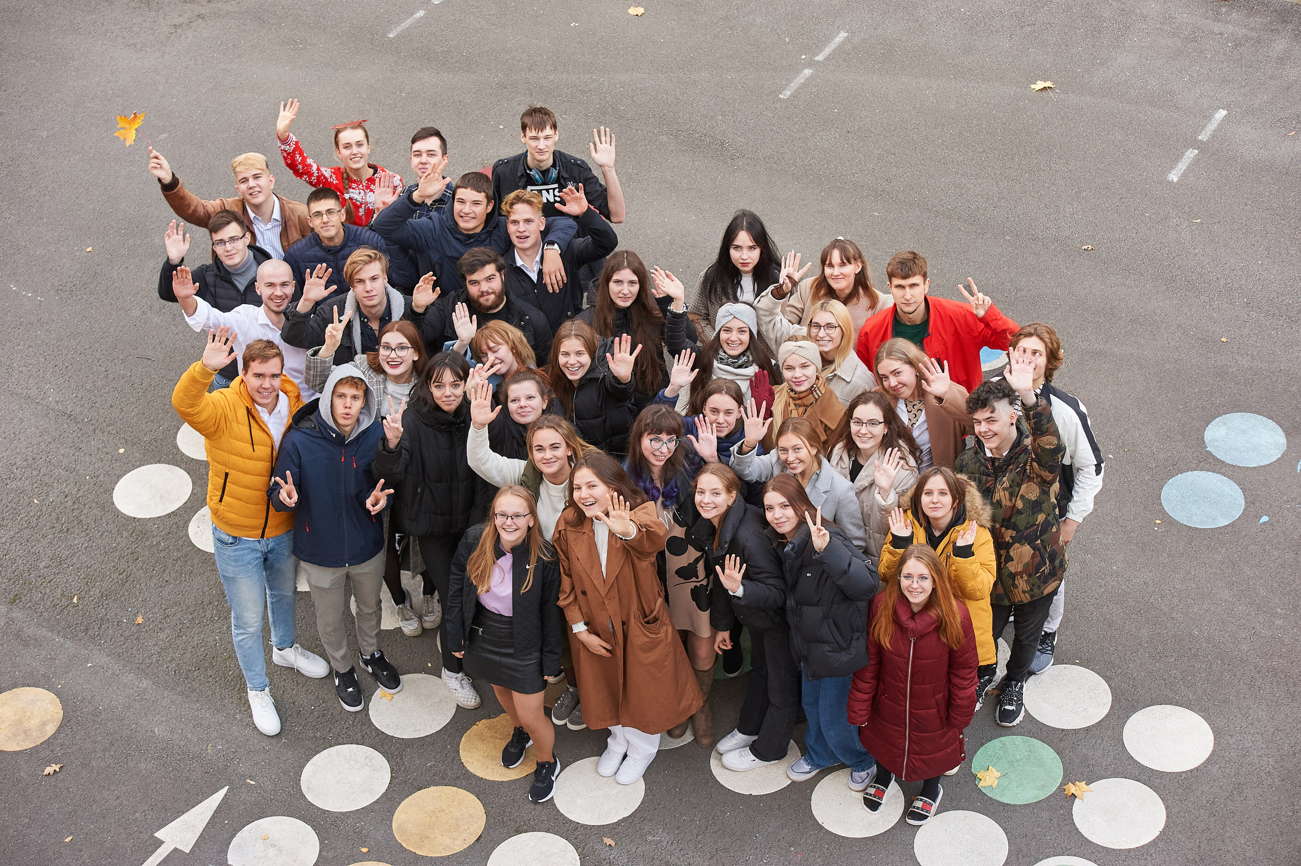 школьная фотосъёмка Таллин, дети обнимаются и улыбаются на фоне школы