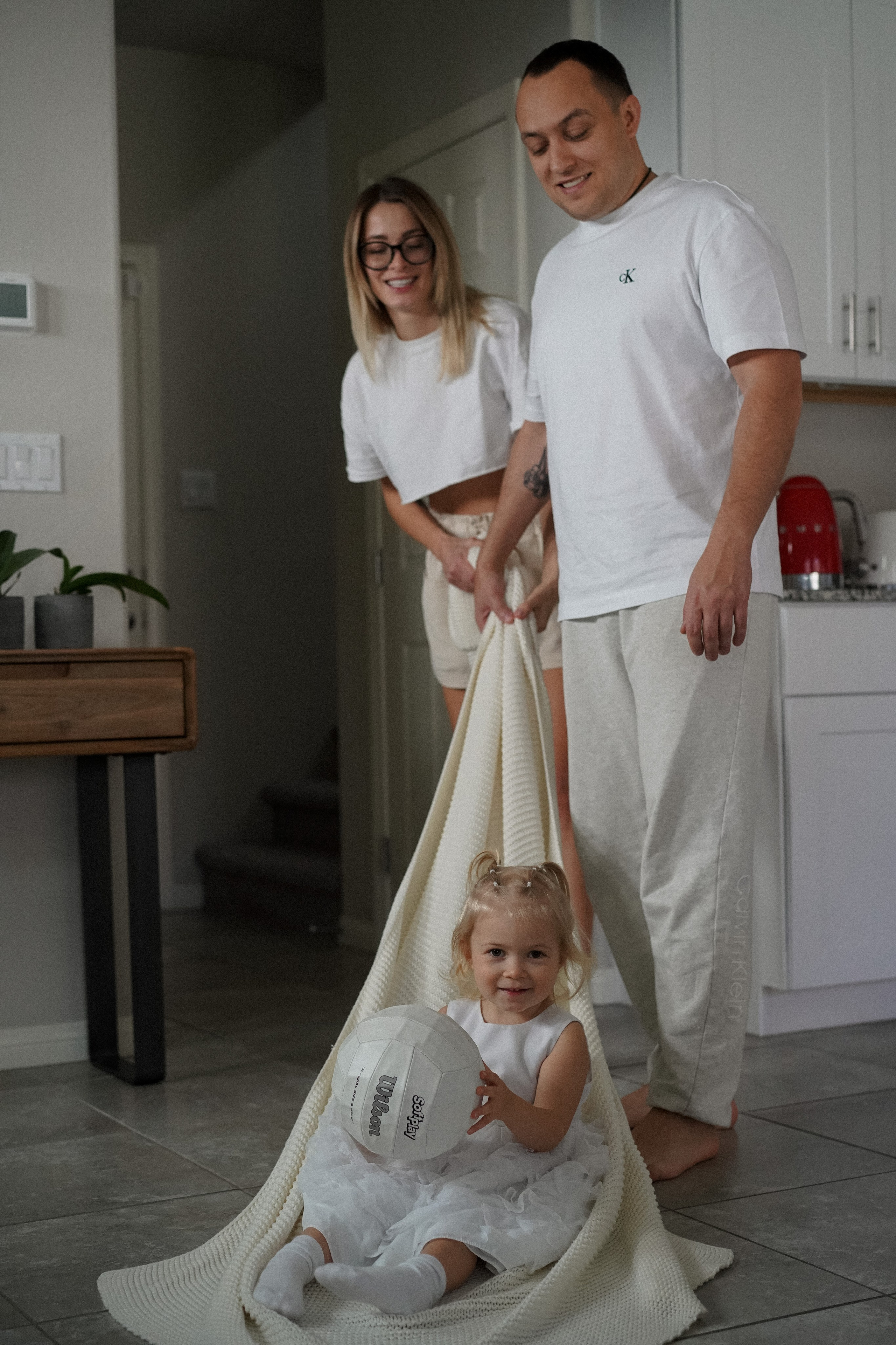 Family photoshoot at home. Family photo session at home. Cozy family photoshoot at home.