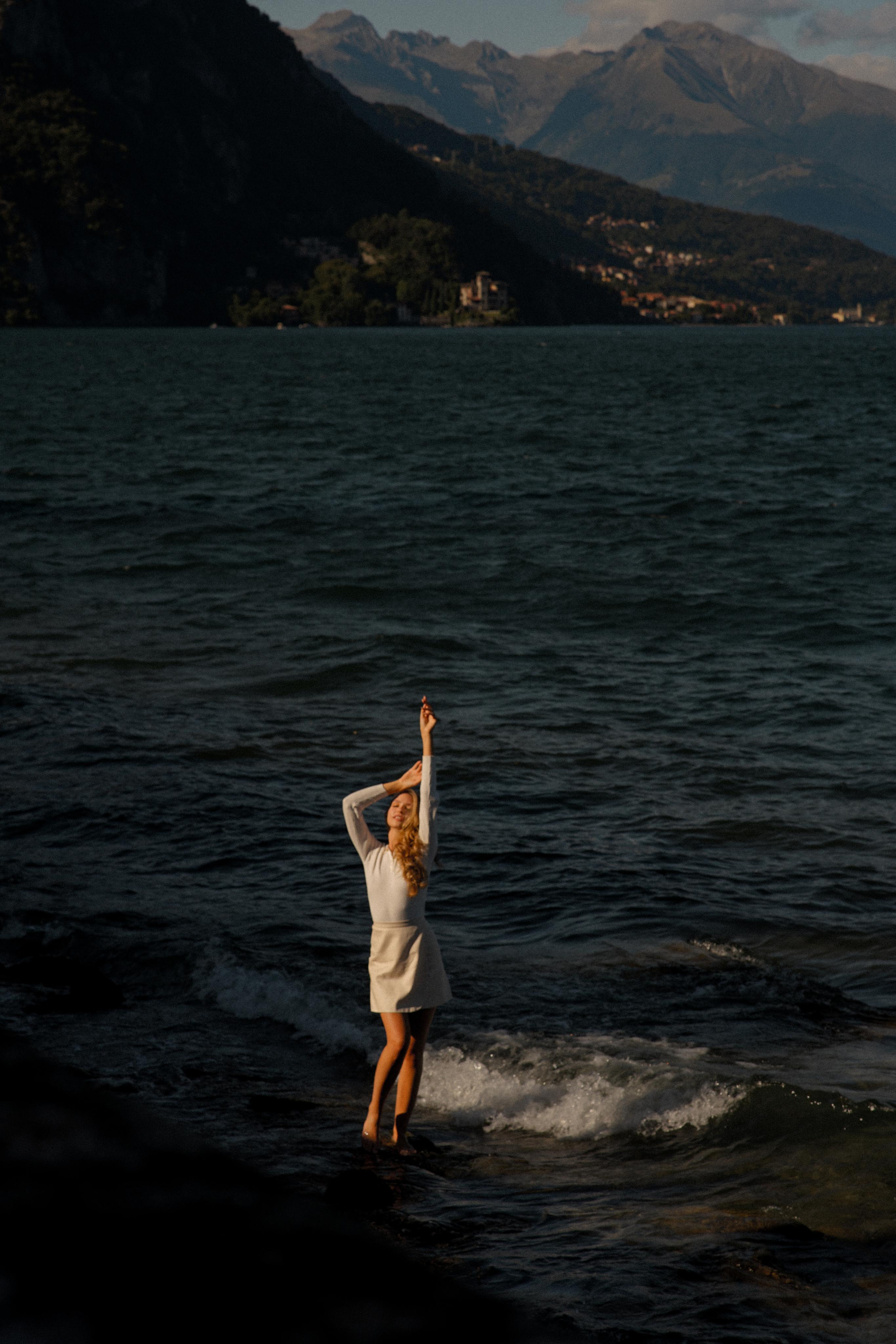 Алёна на лодке на озере Комо. В стиле Олд мани. Фотограф в Милане, Лекко и Комо. Фотопрогулки и фотосессии