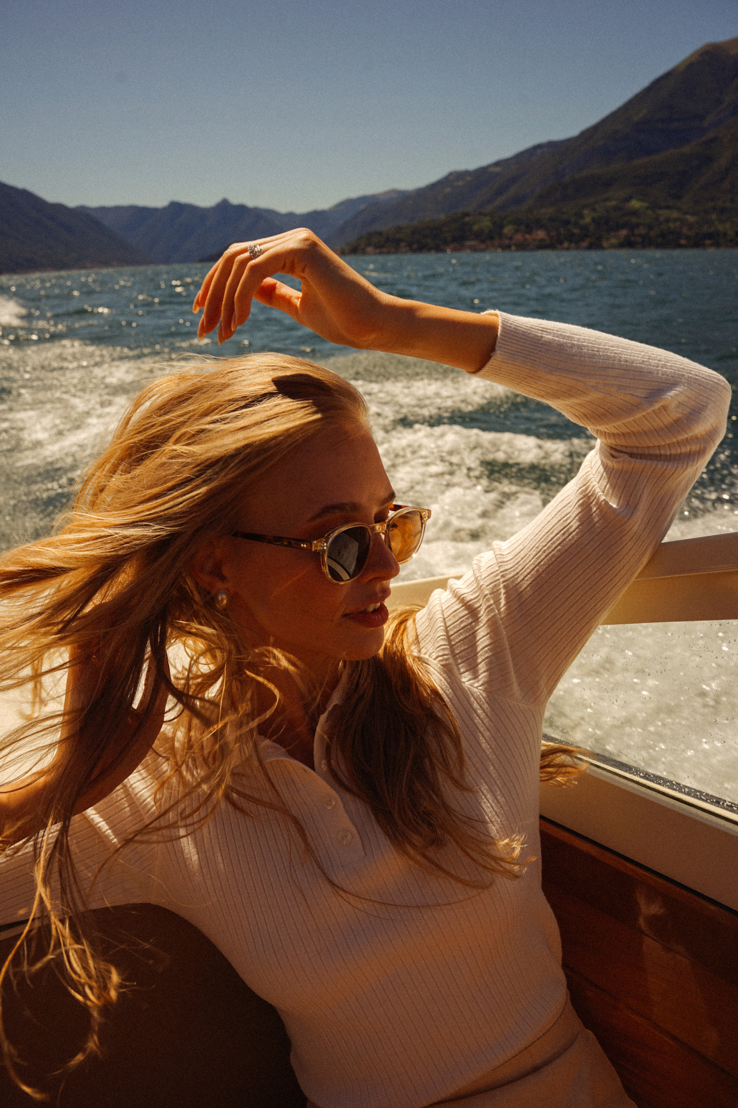 Алёна на лодке на озере Комо. В стиле Олд мани. Фотограф в Милане, Лекко и Комо. Фотопрогулки и фотосессии