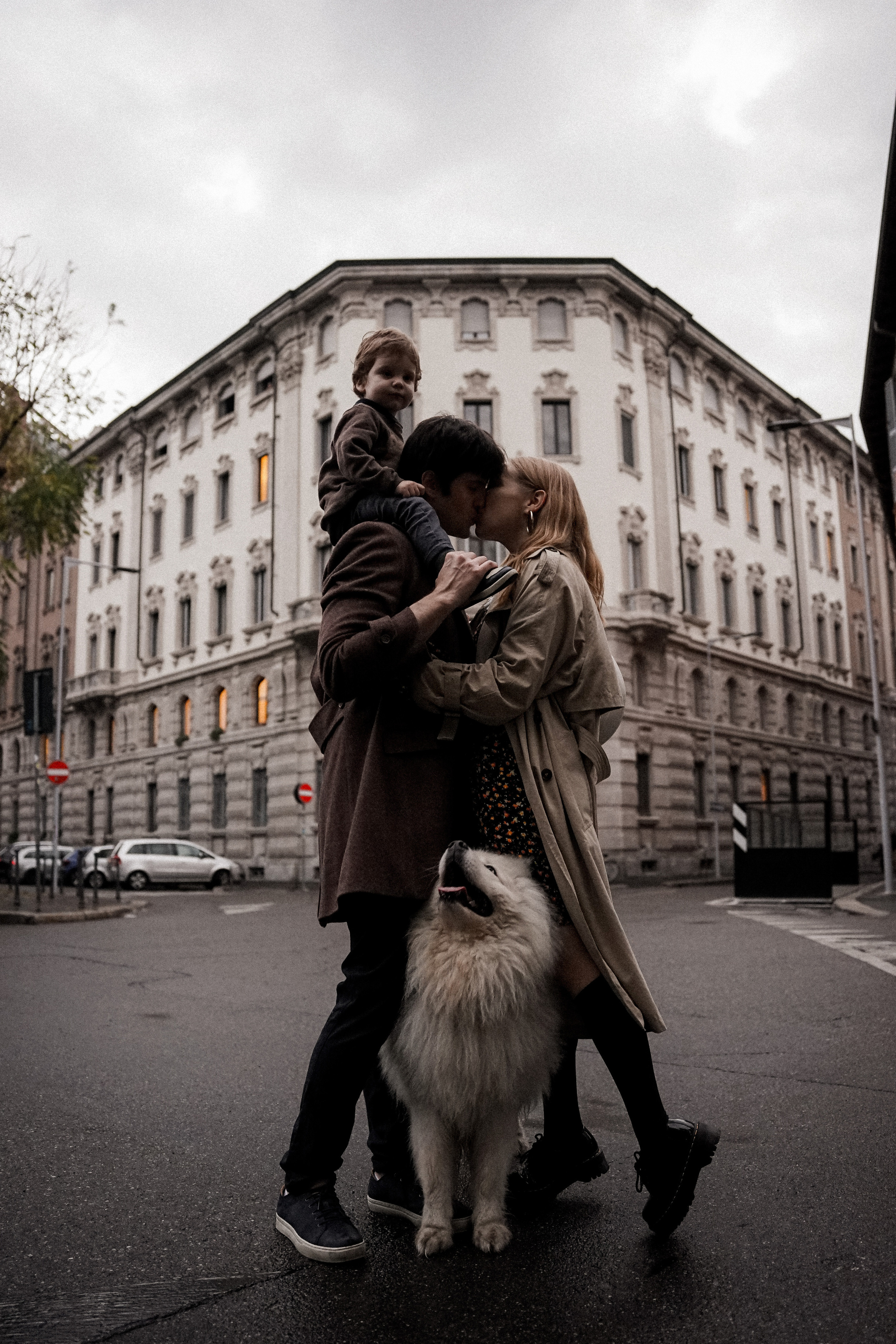 Семейная фотопрогулка в Милане осенью. Фотограф в Милане, Лекко и Комо. Фотопрогулки и фотосессии