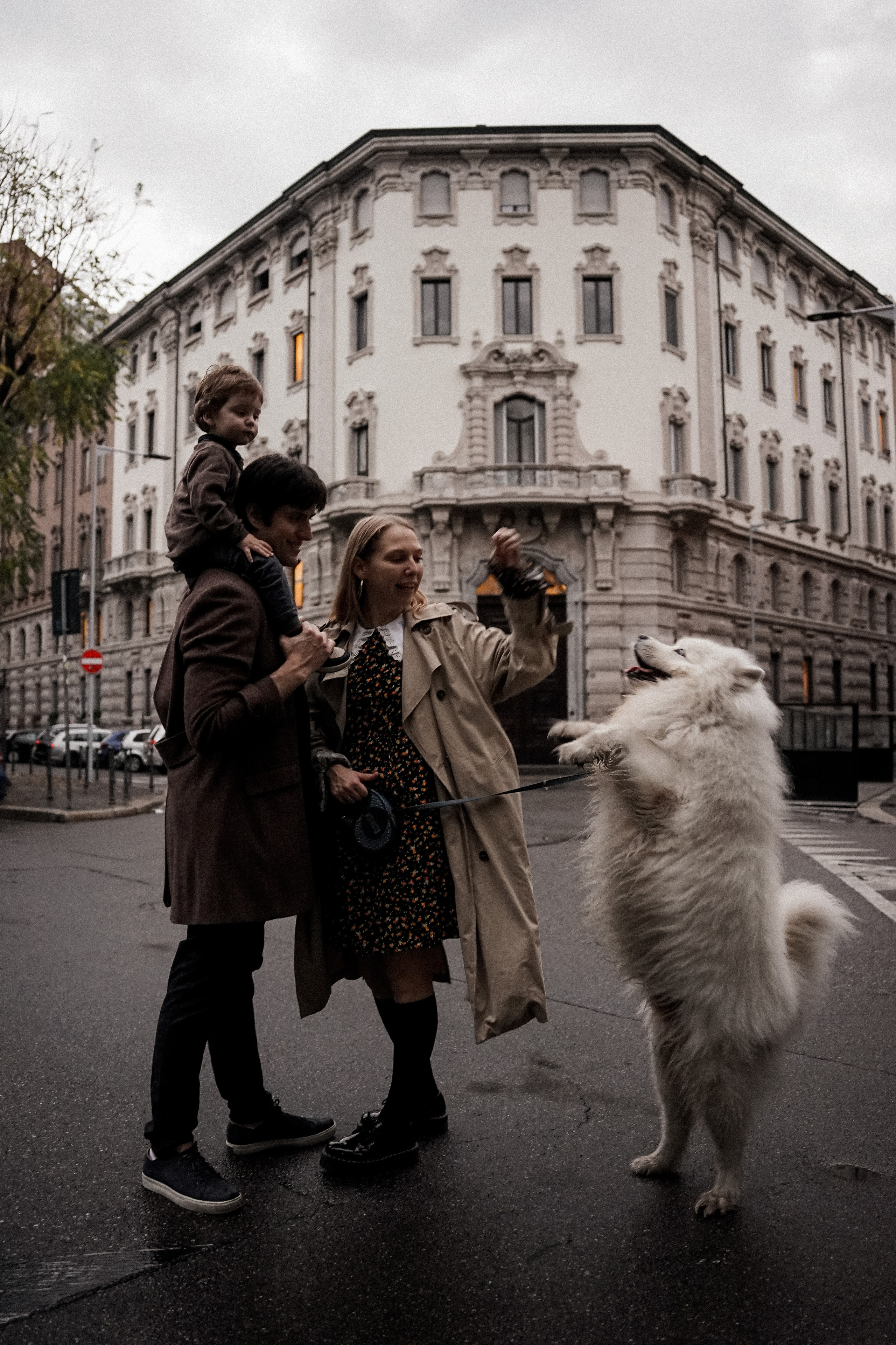 Семейная фотопрогулка в Милане осенью. Фотограф в Милане, Лекко и Комо. Фотопрогулки и фотосессии