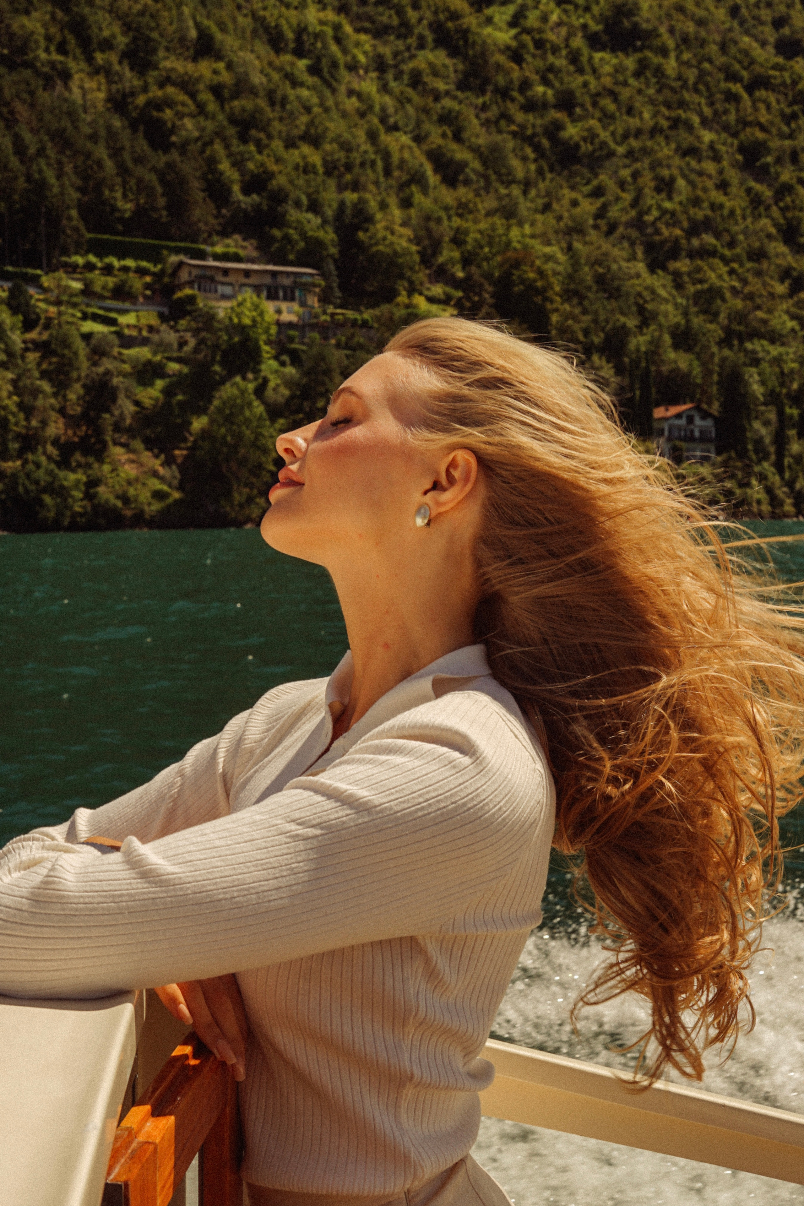 Алёна на лодке на озере Комо. В стиле Олд мани. Фотограф в Милане, Лекко и Комо. Фотопрогулки и фотосессии