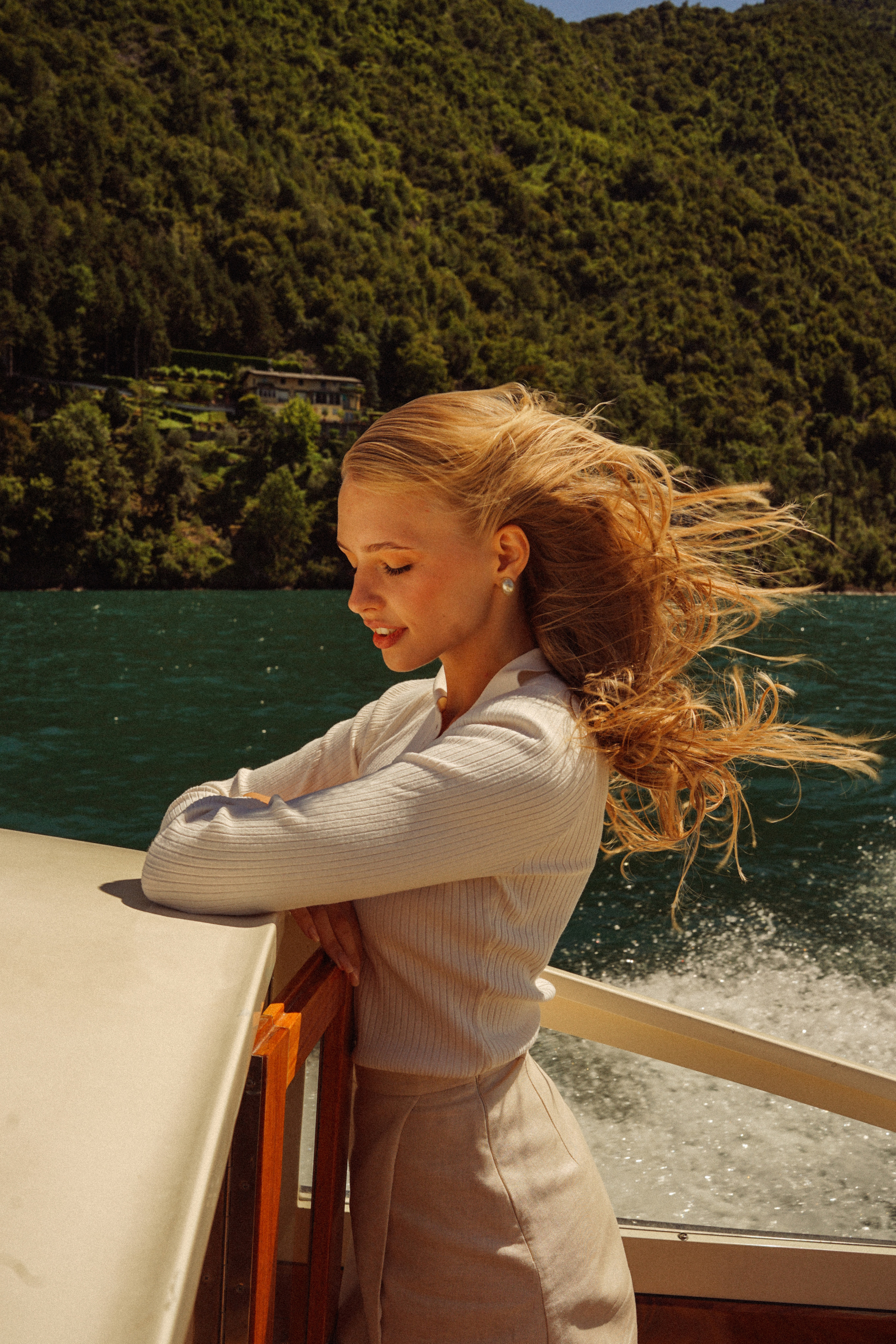 Алёна на лодке на озере Комо. В стиле Олд мани. Фотограф в Милане, Лекко и Комо. Фотопрогулки и фотосессии