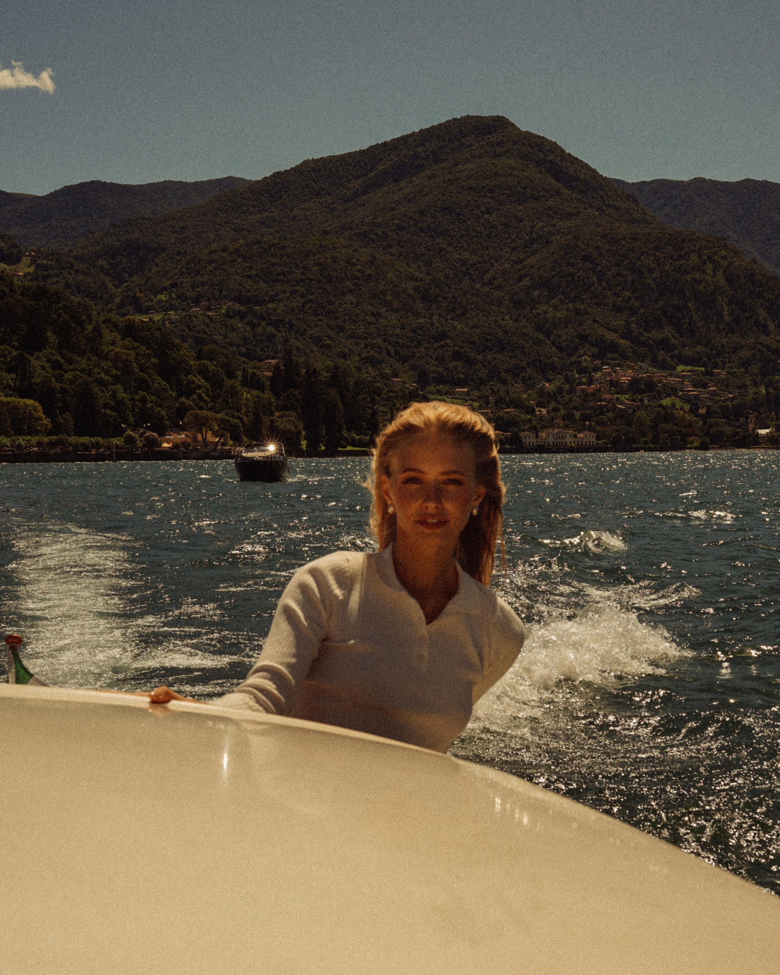 Алёна на лодке на озере Комо. В стиле Олд мани. Фотограф в Милане, Лекко и Комо. Фотопрогулки и фотосессии