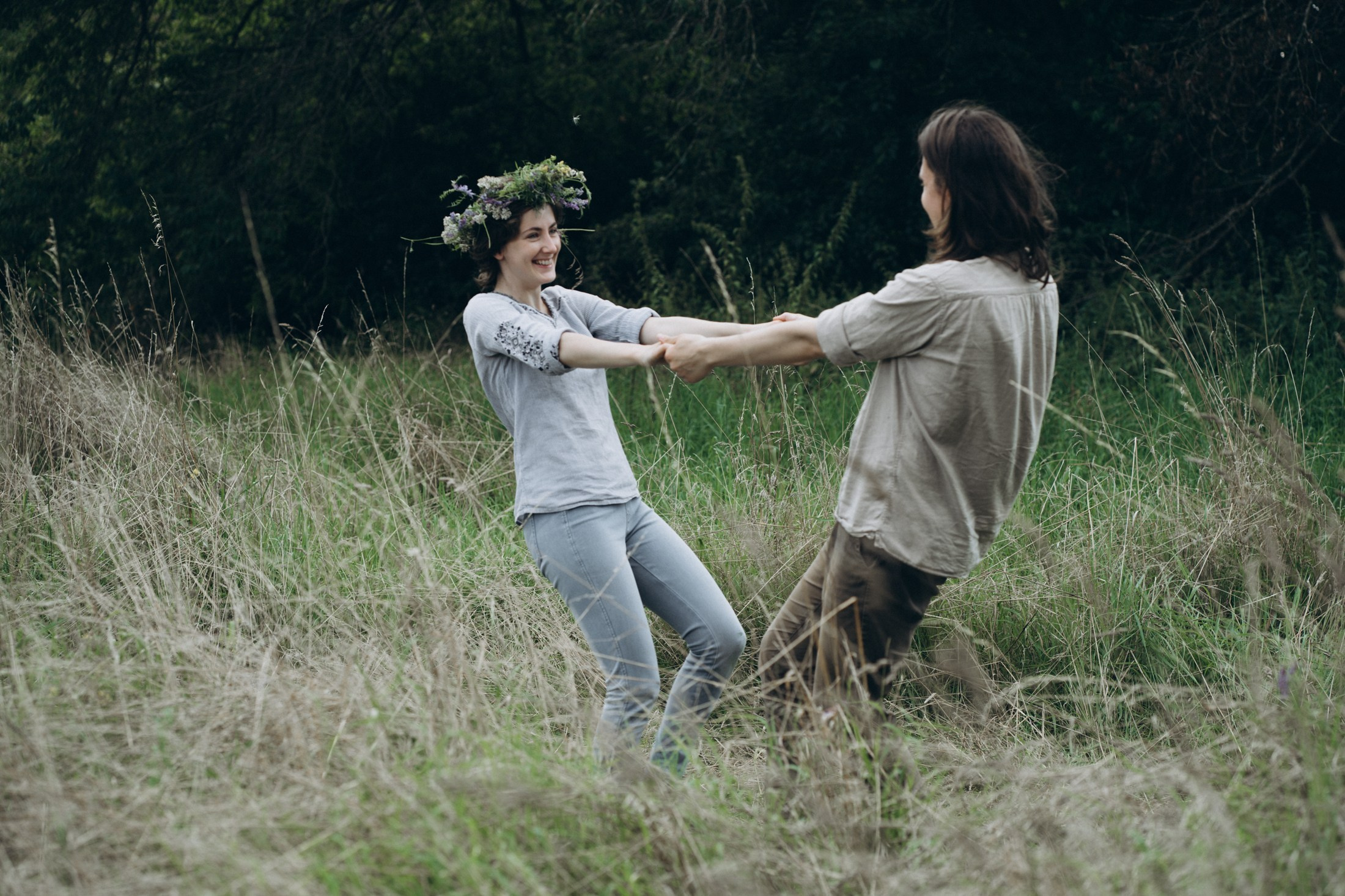 Парная фотосессия на природе – девушка и парень бегут по полю, лавстори Дрезден