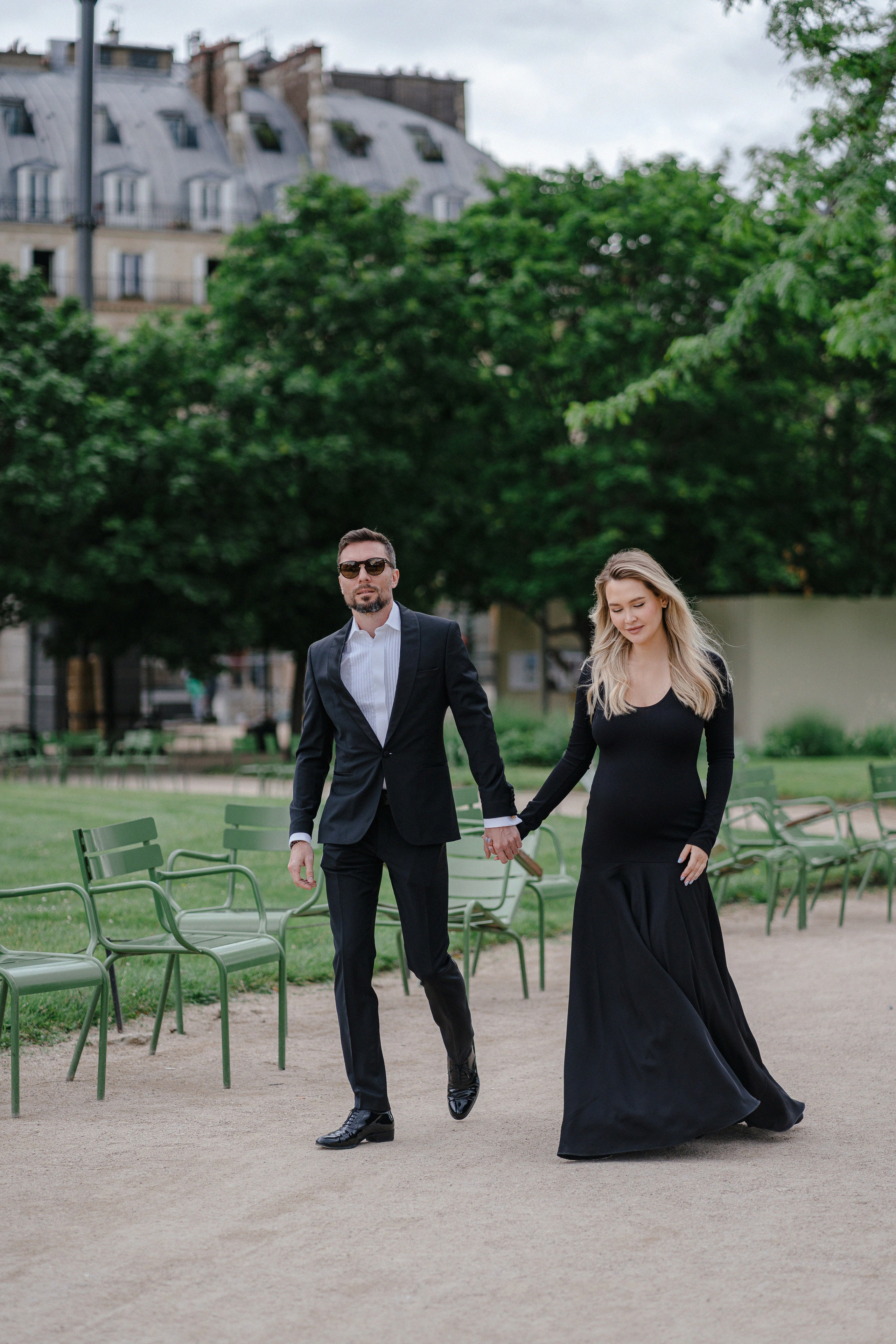 элегантная фотосессия для пары в черных нарядах