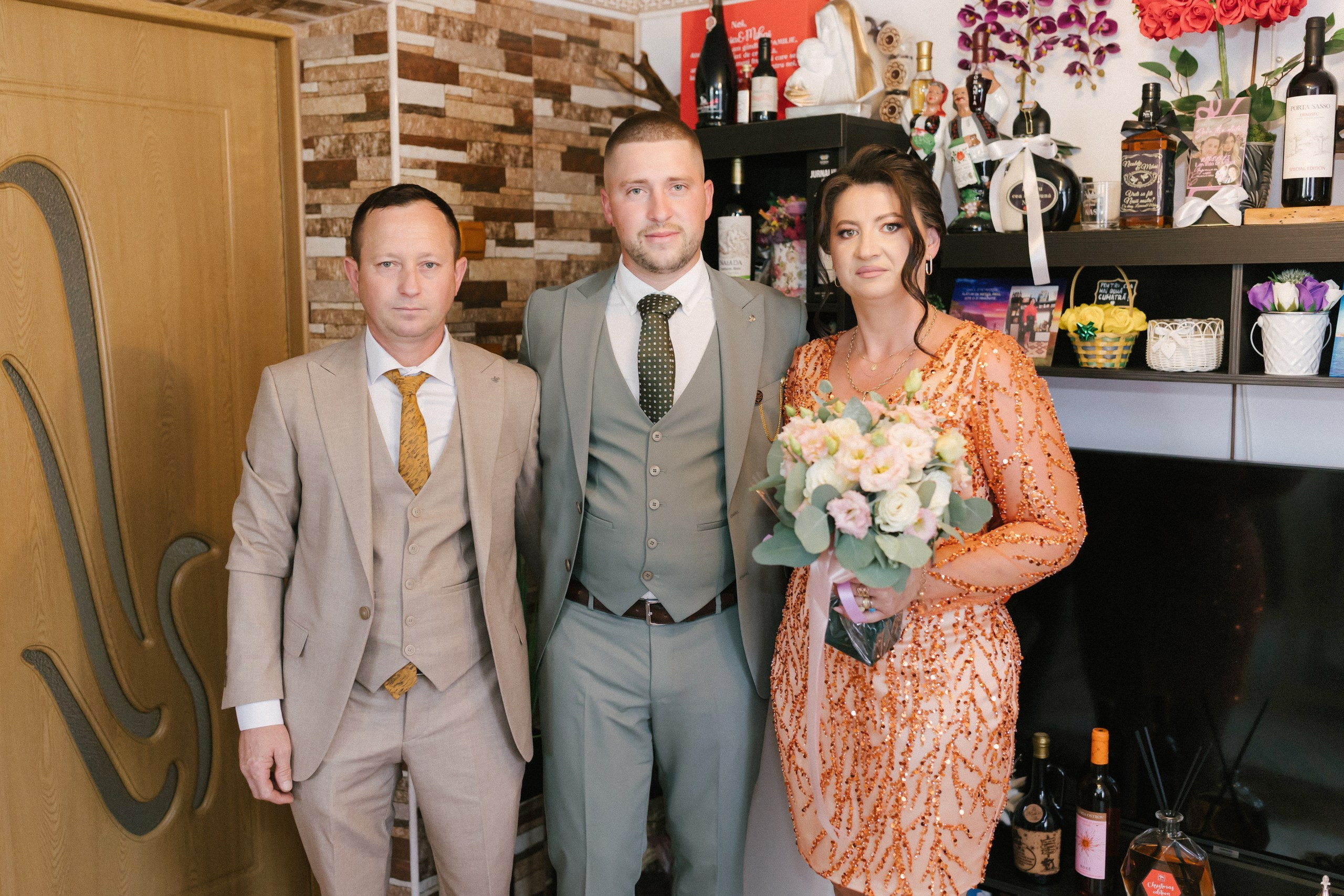 - mireasă Lavinia pregătire casa părintească Hârlău- mire Mihai pregătire Flămânzi cavalerii de onoare- fotograf nuntă Casa Jorovlea- ședință foto miri Mihai și Lavinia- nuntă elegantă Casa Jorovlea- fotografie de nuntă naturală România- domnișoare de onoare pregătire mireasă- emoții nuntă biserică- dansul mirilor Casa Jorovlea* fotograf profesionist nuntă Botoșani Iași* fotografie documentară de nuntă- familie și prieteni la nuntă- nași Mihai și Nicoleta nuntă- portret mireasă în lumină naturală- petrecere nuntă Casa Jorovlea- Nuntă Mihai și Lavinia – momente emoționante din ziua nunții, pregătirile mirilor în Hârlău și Flămânzi, ceremonia religioasă și ședința foto realizată de  AlinoFotoStudio -  Mireasa Lavinia în timpul pregătirilor la Hârlău-  Mihai pregătit de cavalerii de onoare în Flămânzi - Ceremonia religioasă a mirilor Mihai și Lavinia-Ședință foto romantică de nuntă Mihai și Lavinia - Dansul mirilor la petrecerea de nuntă -  fotograf nuntă Iași-  fotograf nuntă Botoșani- wedding photography Romania- AlinoFotoStudio - AlinoFotoStudio - Alin Chirilă fotograf - fotograf Botoșani - fotograf Iași - fotograf Hârlău - fotograf Bacău - fotograf Suceava - fotograf București - fotograf Neamț - servicii foto video - fotograf evenimente - fotograf nuntă - fotograf botez - wedding photographer Romania - ședință foto nuntă - fotografie de eveniment - wedding photography - fotografie profesională - fotograf profesionist România- povestitor prin fotografie, servicii foto - video -profesionale