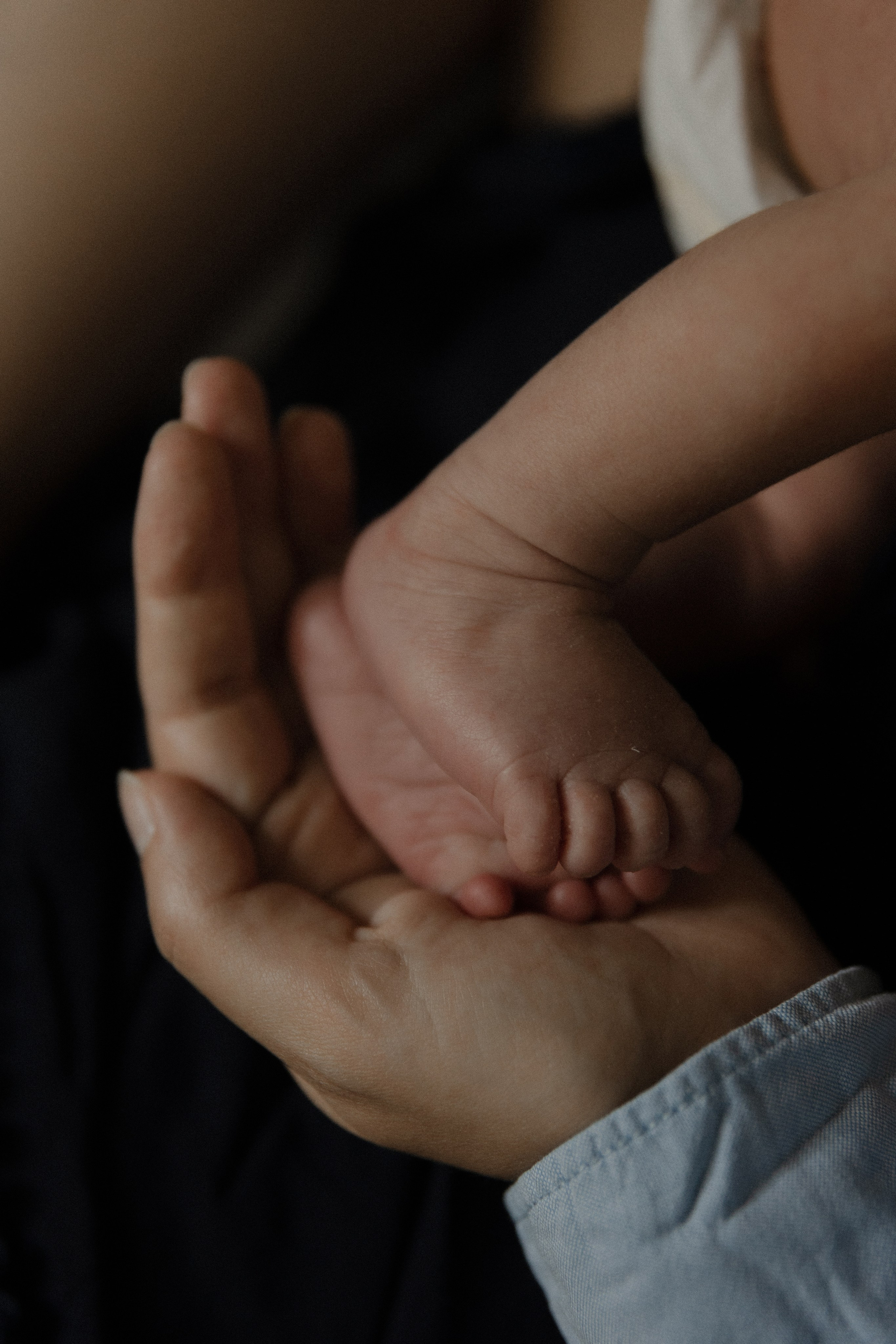 Sesión en casa con recién nacido y mamá — Dulzura y momentos reales. Photographer in Santiago, Chile Anna Almazova