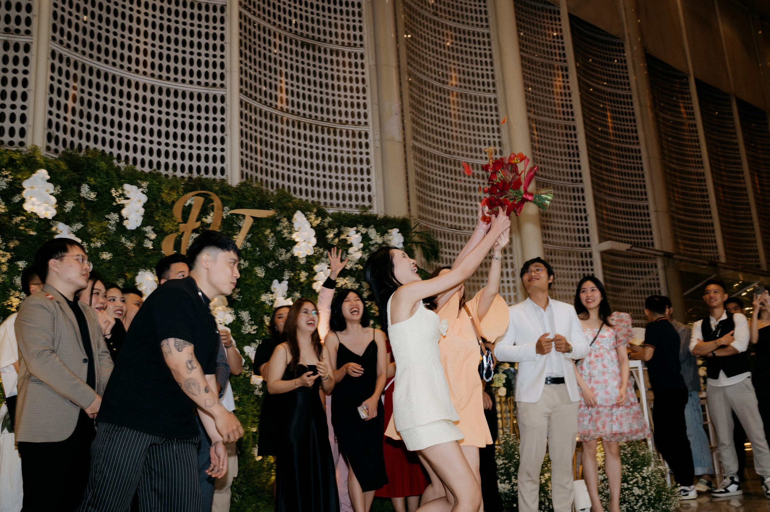 DAT & TU / Wedding Party. Saigon Wedding Present | Art Beyond Moments