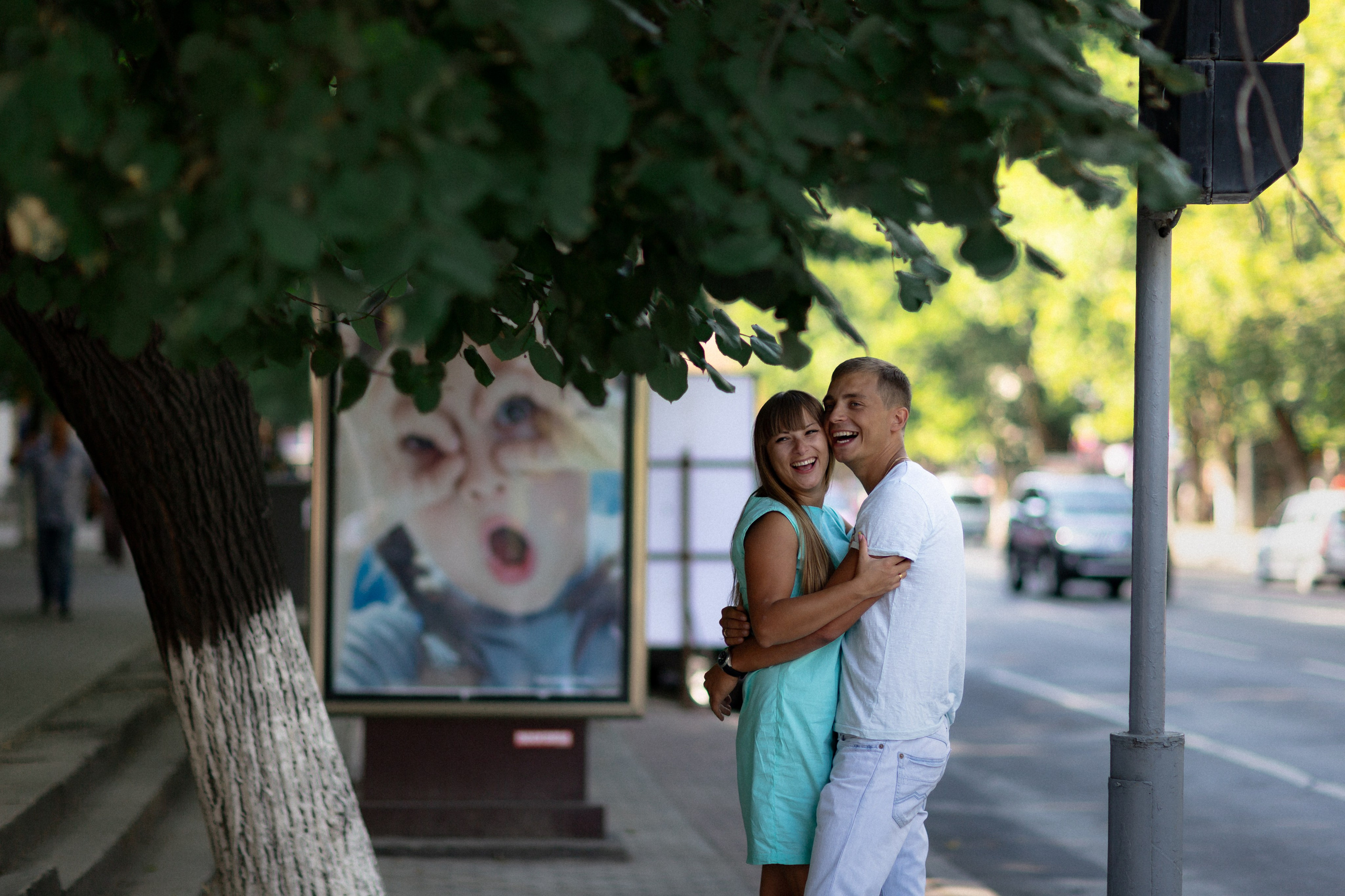 влюбленные смеются в объятиях парня девушки на фоне рекламы большими глазами покажи красивые фотки