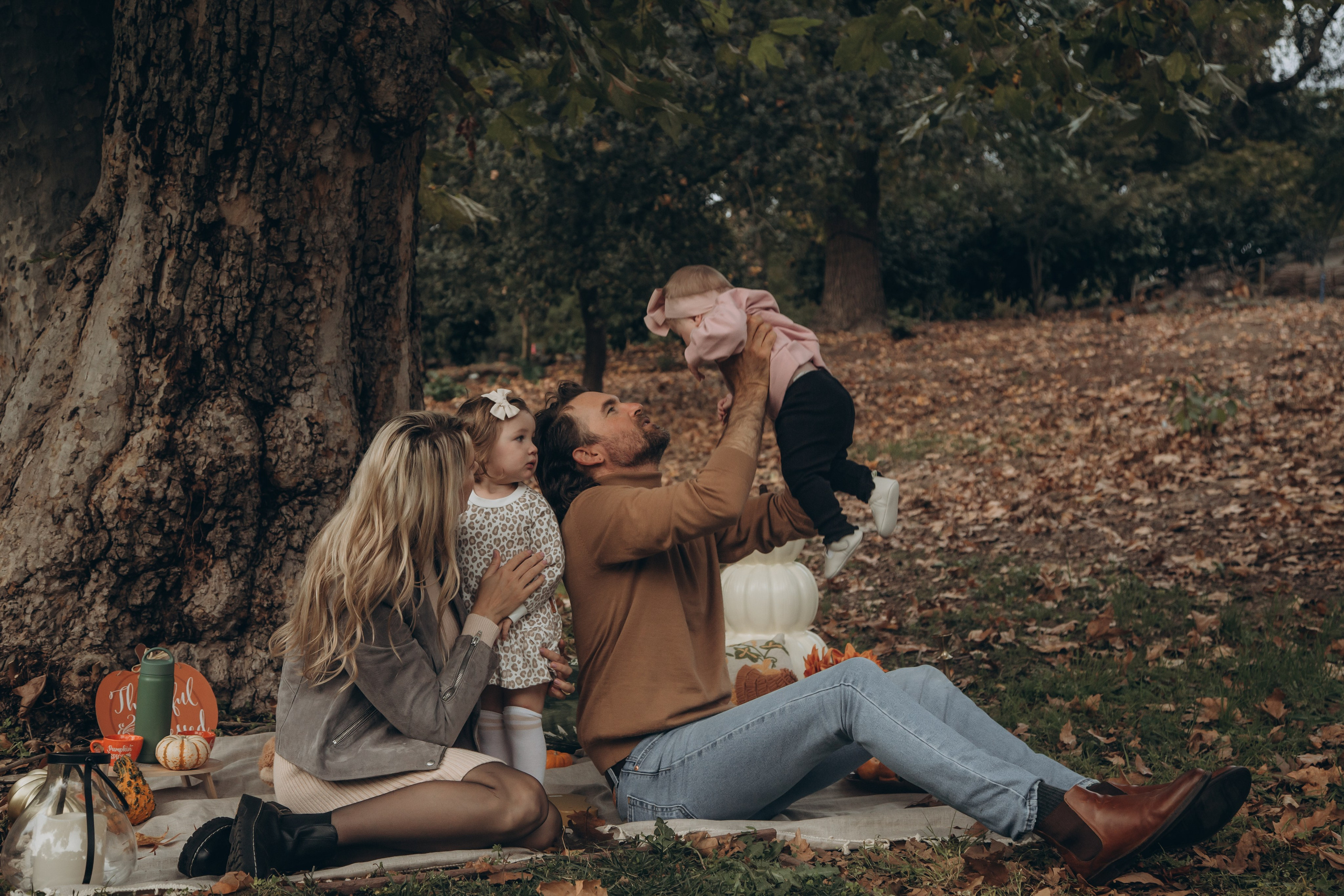 Family in nature. Family and children’s lifestyle photographer Elena Tumanova
