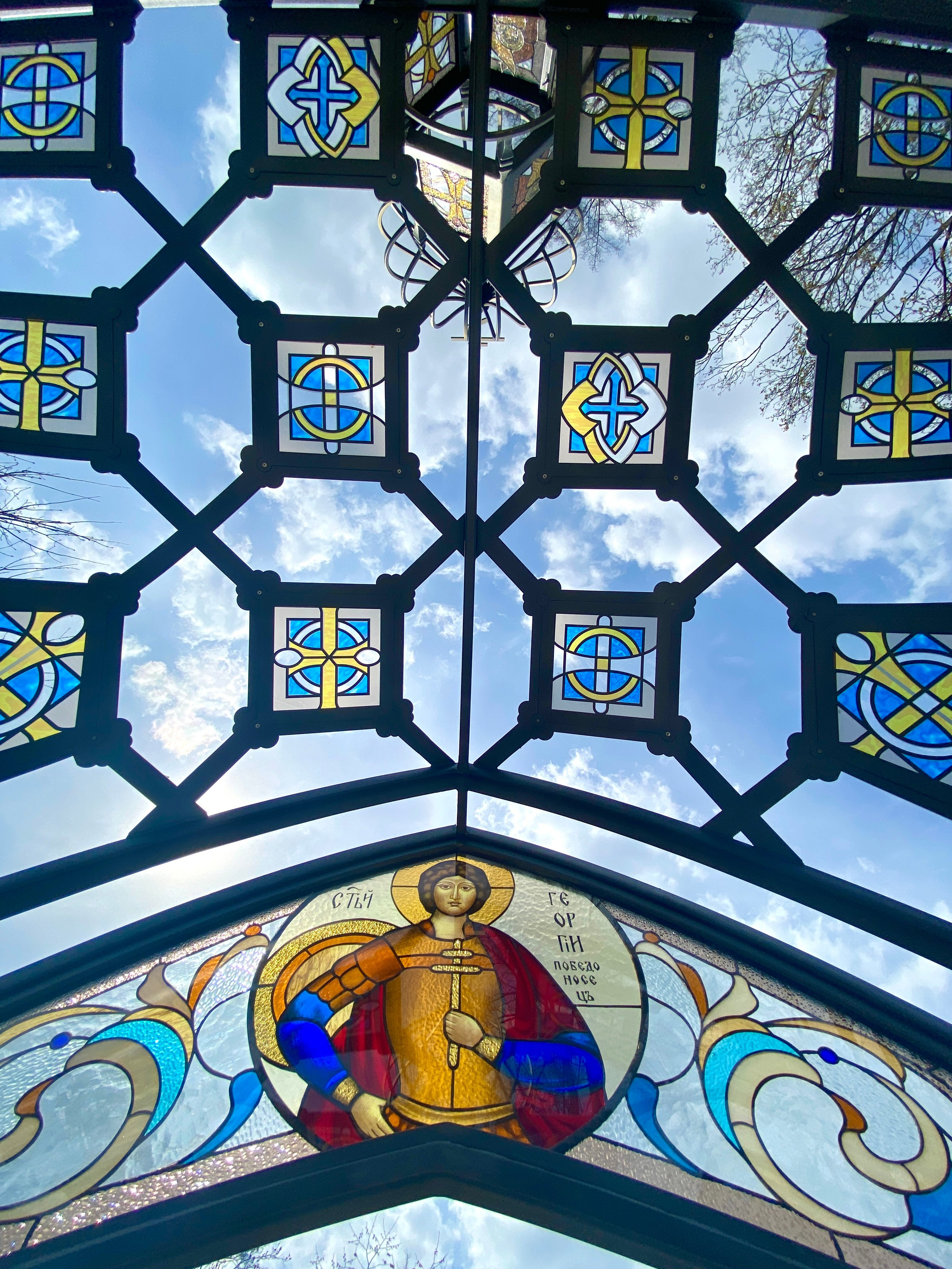 Архитектурная композиция «Красненский некрополь» в д. Красное Минской области. Протоиерей Фёдор Повный - идея и творческая концепция. Мария Тарлецкая - автор проекта и руководитель реализации. Анна Авгуль - витраж.  2020 г. Сталь, витражи, монолитный поликарбонат,  художественная ковка, лазерная резка, сварка. 