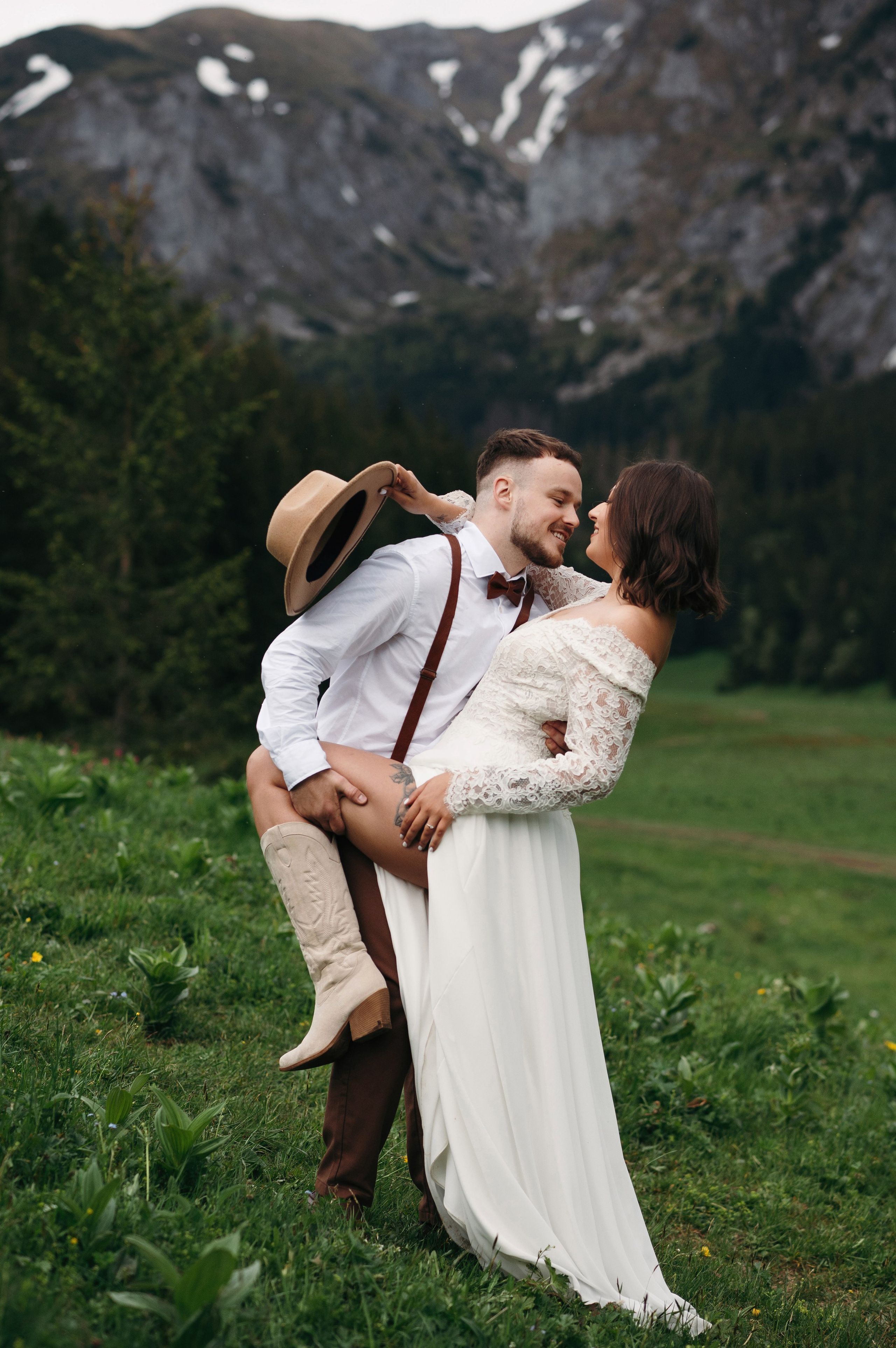 Hochzeitsfotoshooting in den Bergen | Natürliche & Romantische Hochzeitsbilder