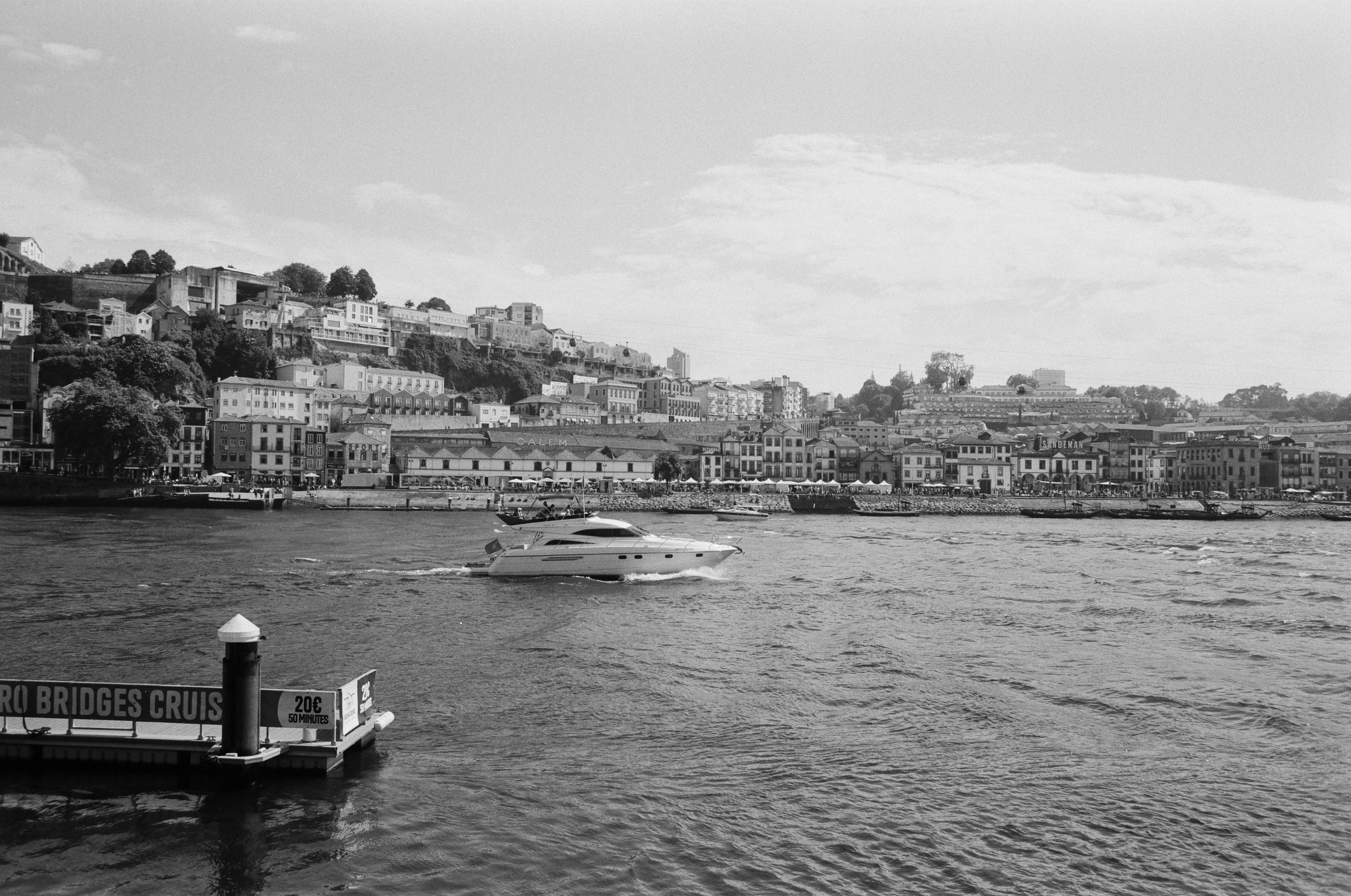 Boot auf dem Douro mit Blick auf Vila Nova de Gaia
