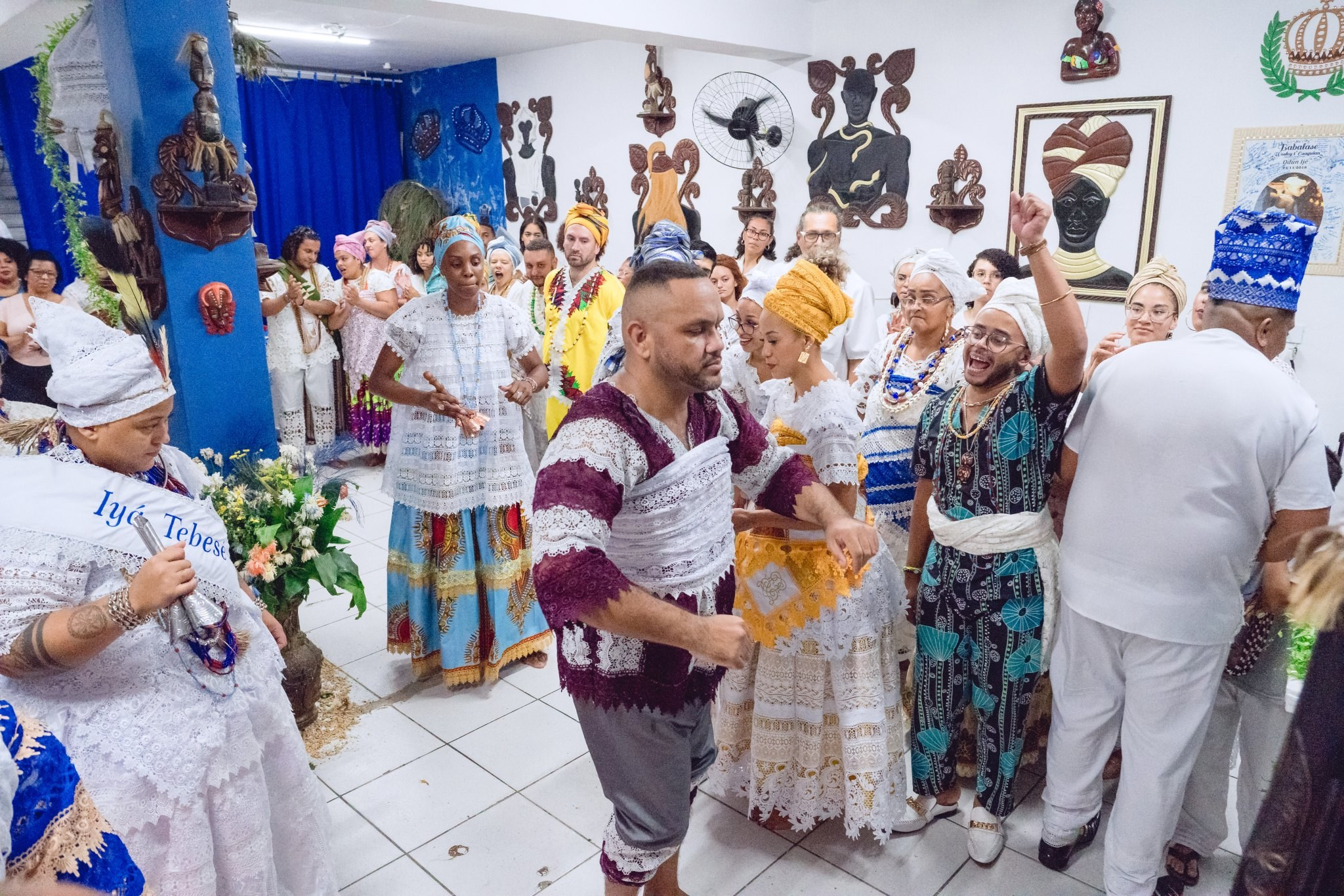 Saída Ìyá Tebeṣé Fernanda e Àjọ̀dún Ògún. Aladá Produções