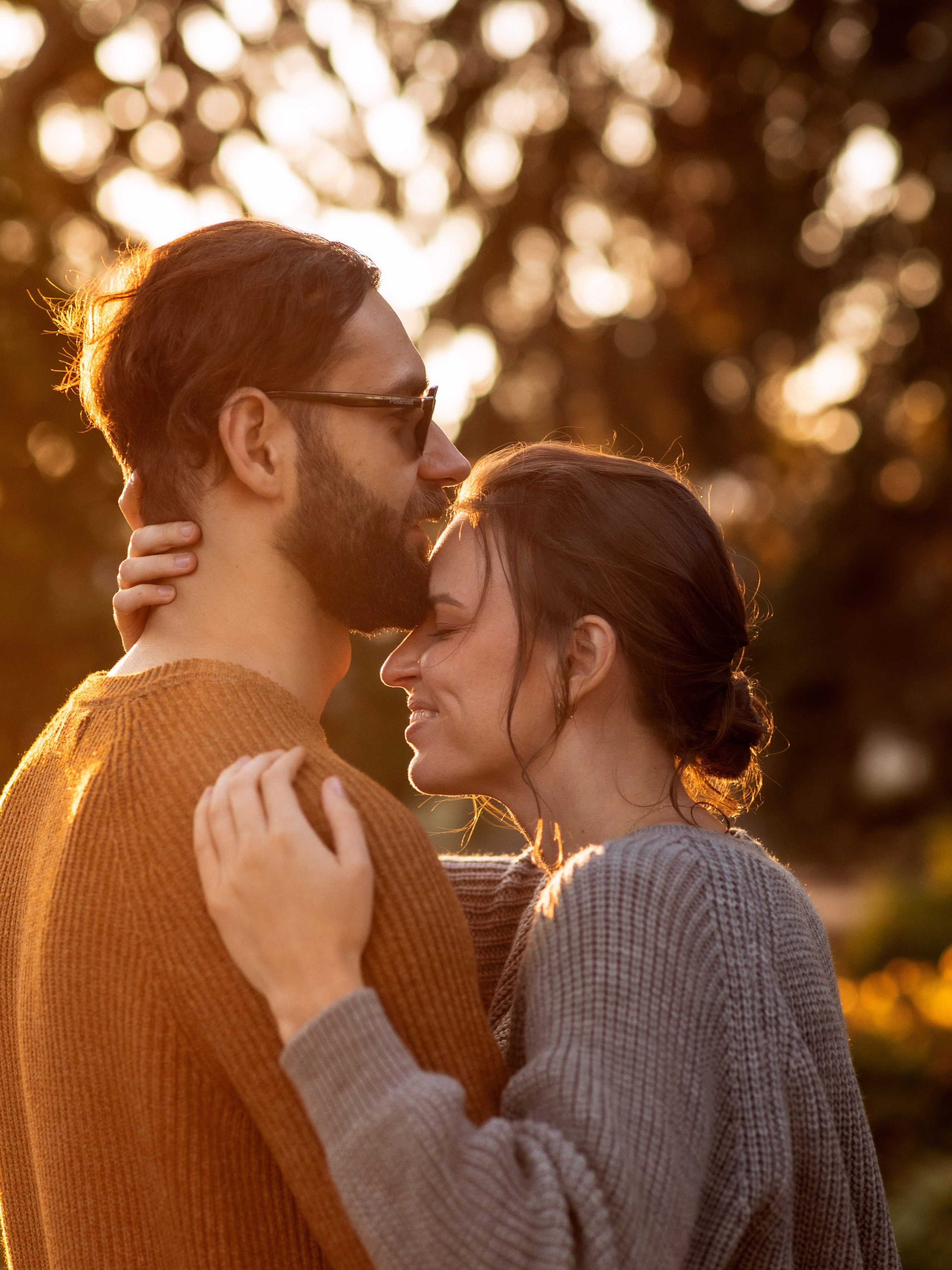 Эмоции влюбленных в мягком закате солнца Анталии