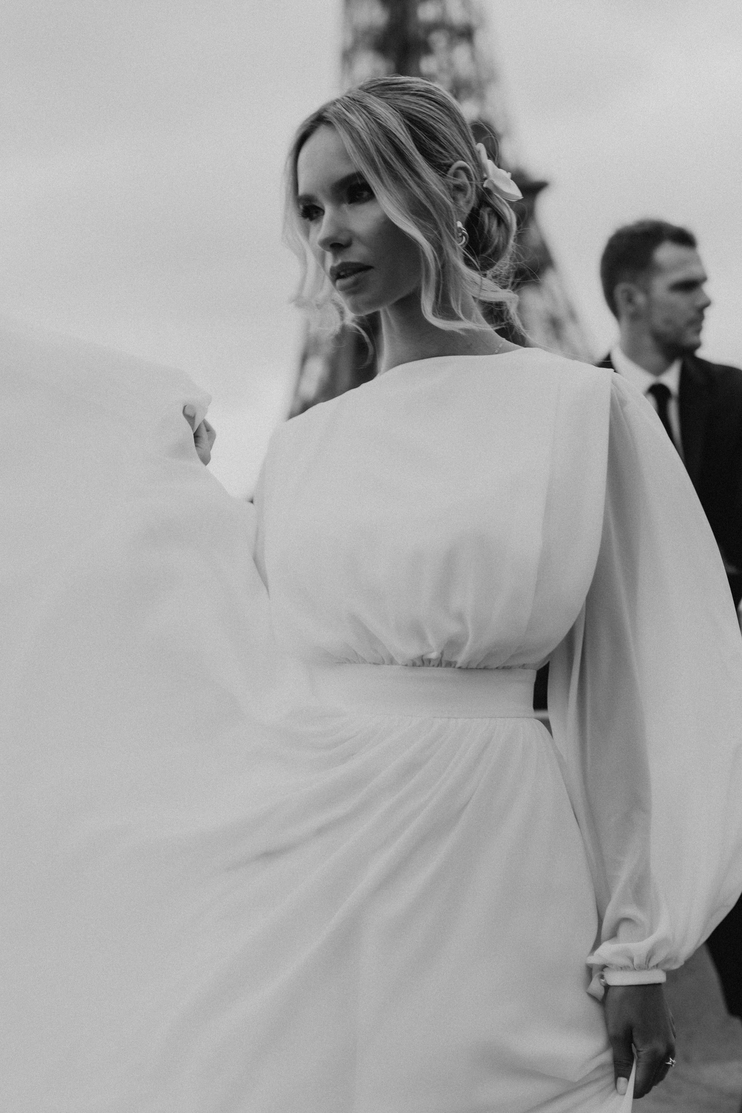 Elopement à Paris près de la Tour Eiffel — une histoire en noir et blanc. Photographe de mariage à Paris