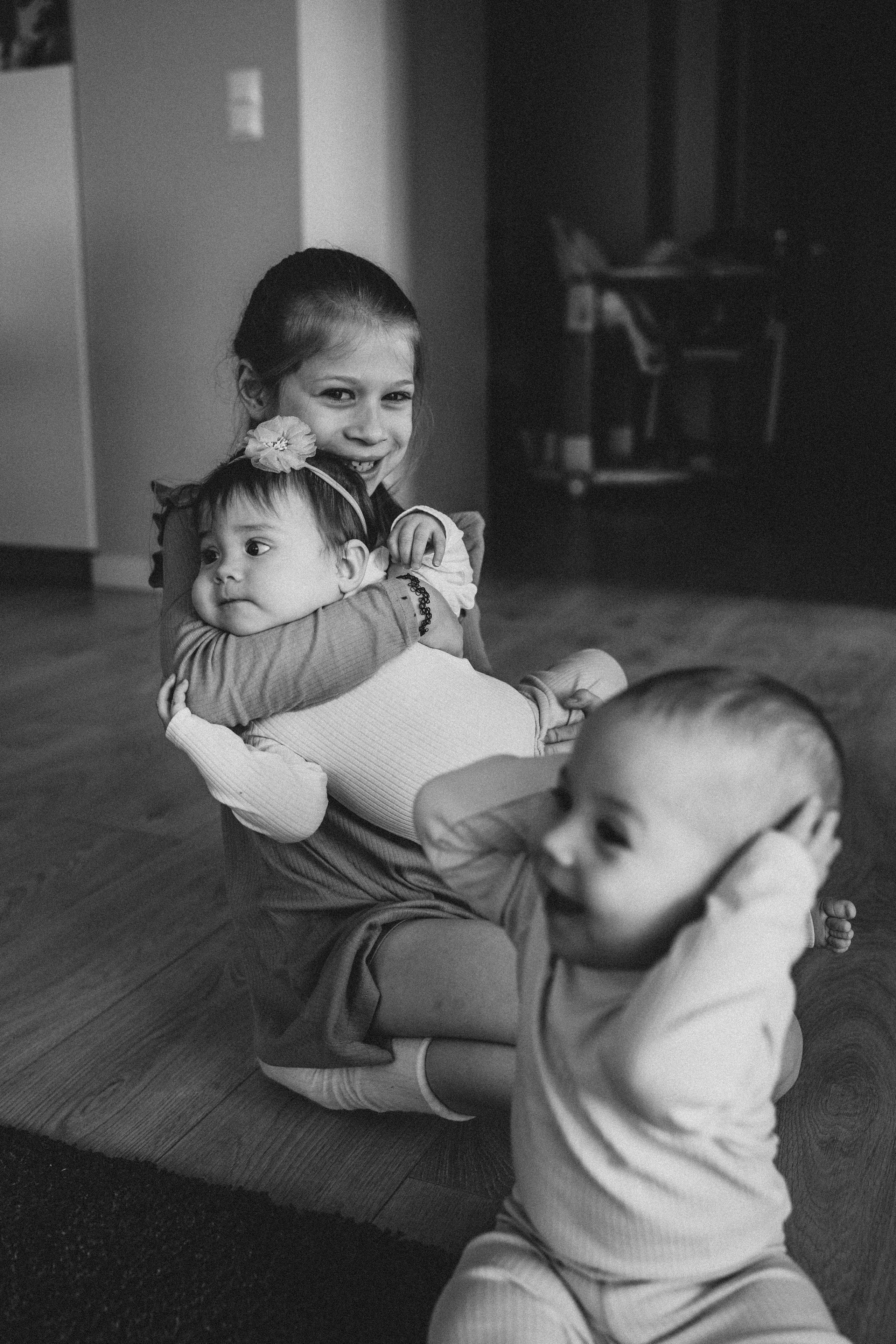 Настя, Саша, Даня и их родители. Фотограф новорожденных и детей первого года Евгения Михалькевич