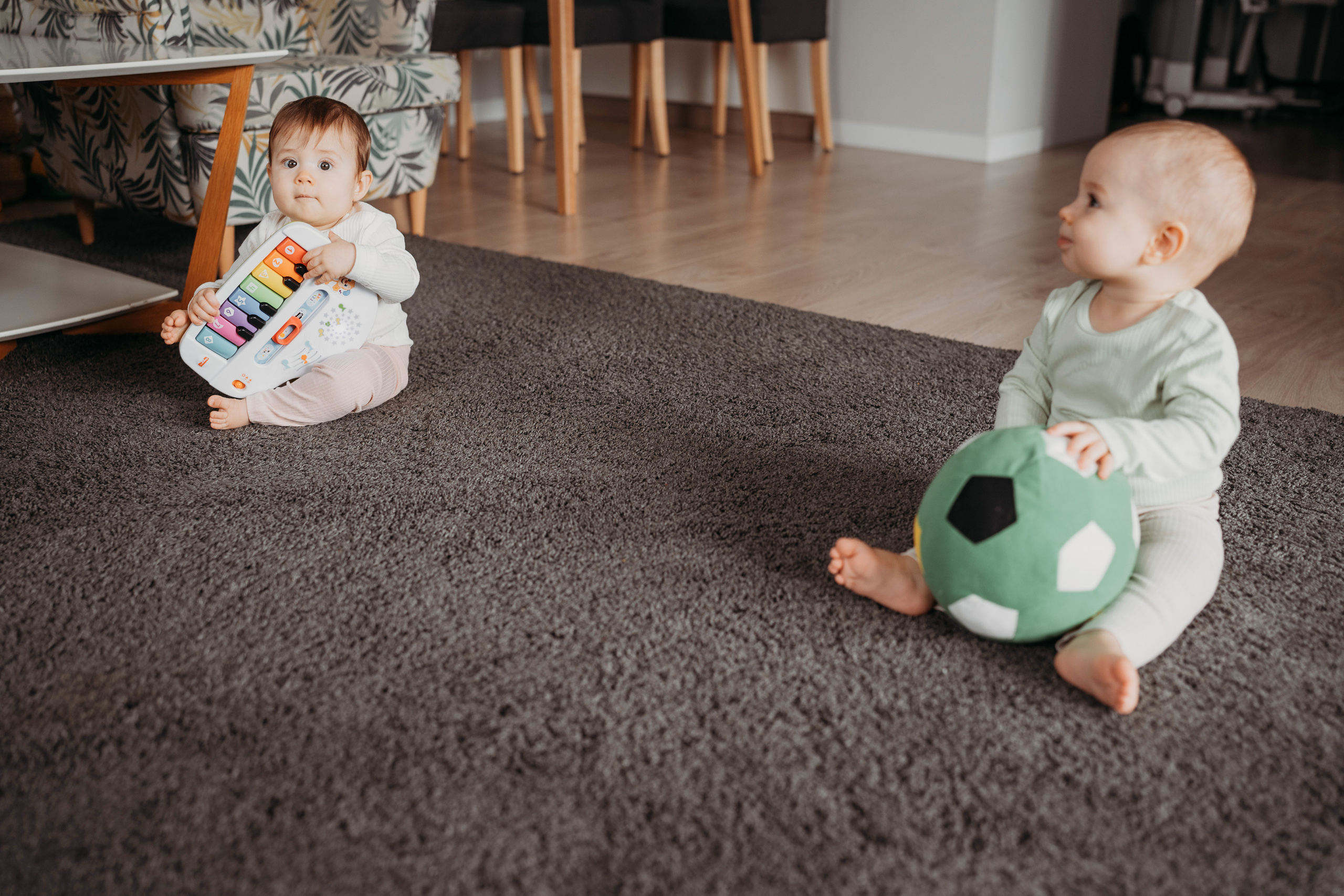 Настя, Саша, Даня и их родители. Фотограф новорожденных и детей первого года Евгения Михалькевич