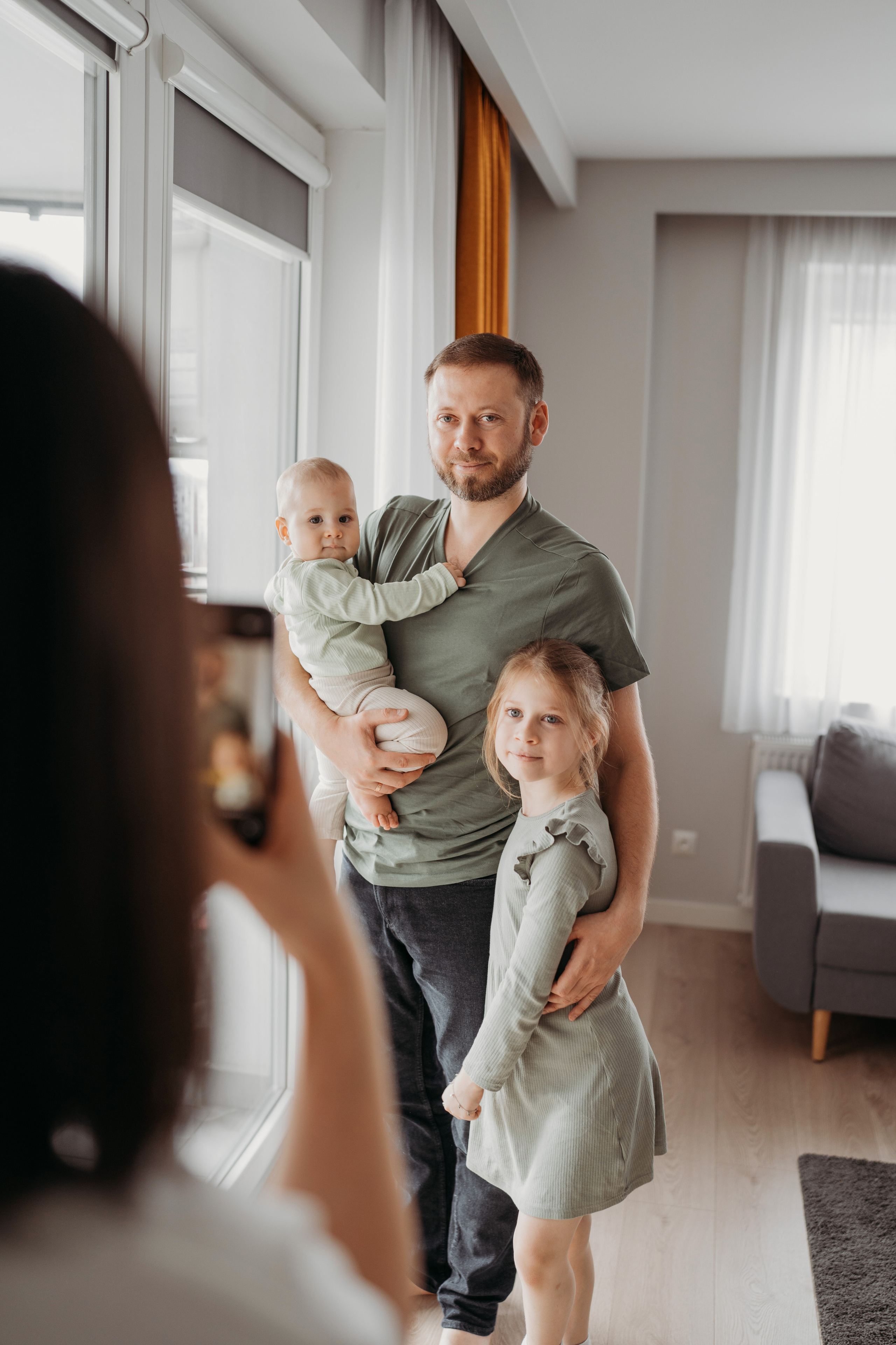 Настя, Саша, Даня и их родители. Фотограф новорожденных и детей первого года Евгения Михалькевич