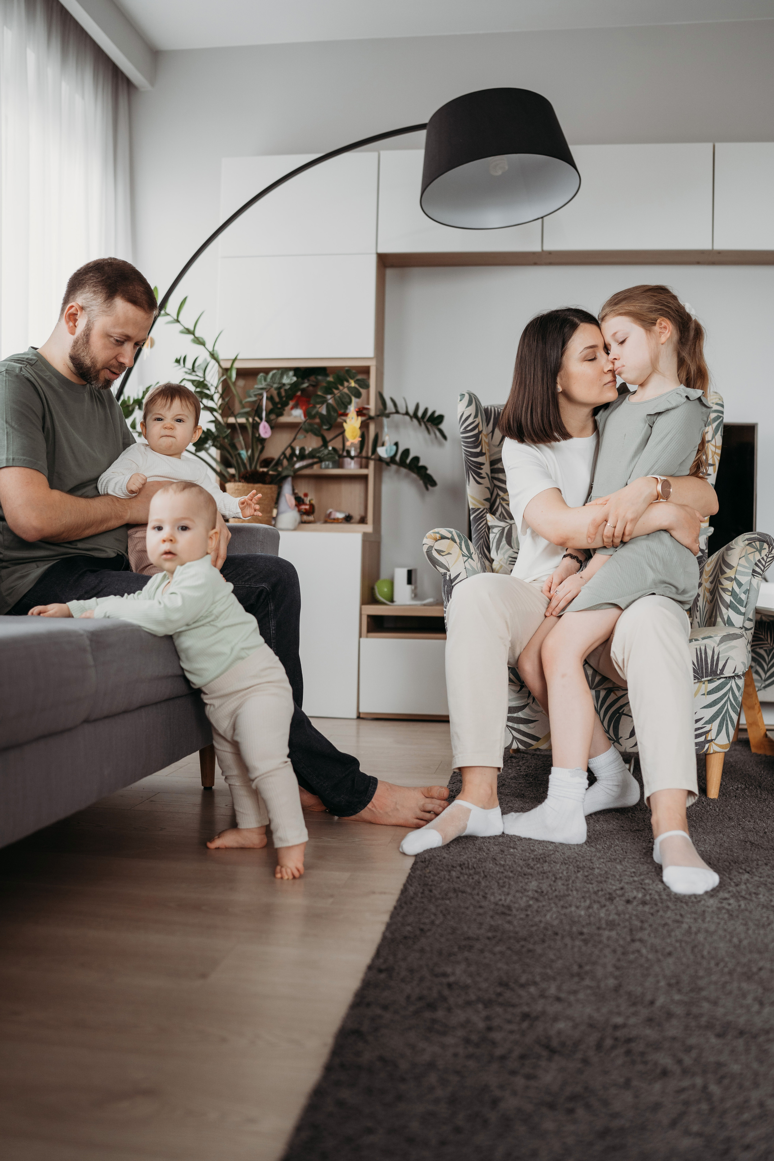 Настя, Саша, Даня и их родители. Фотограф новорожденных и детей первого года Евгения Михалькевич