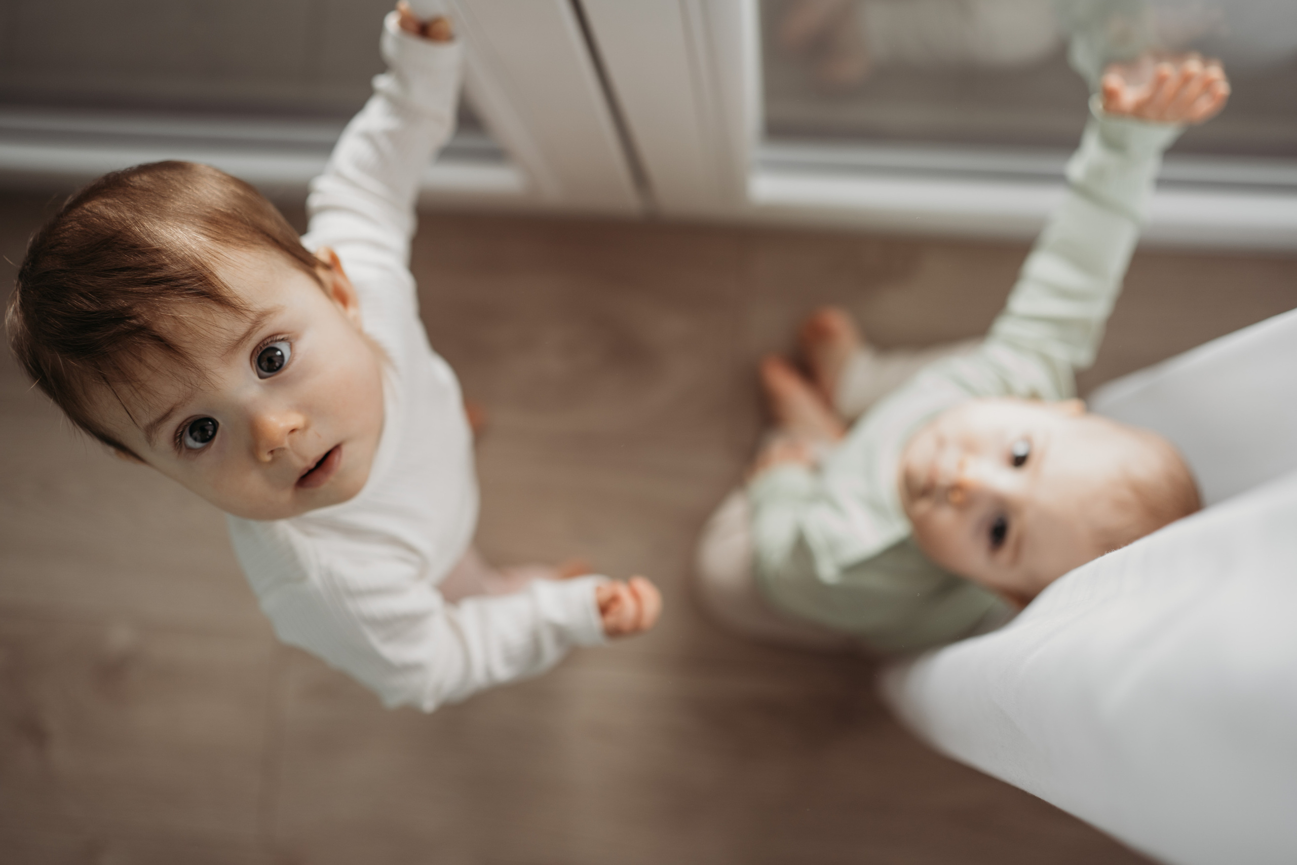 Настя, Саша, Даня и их родители. Фотограф новорожденных и детей первого года Евгения Михалькевич