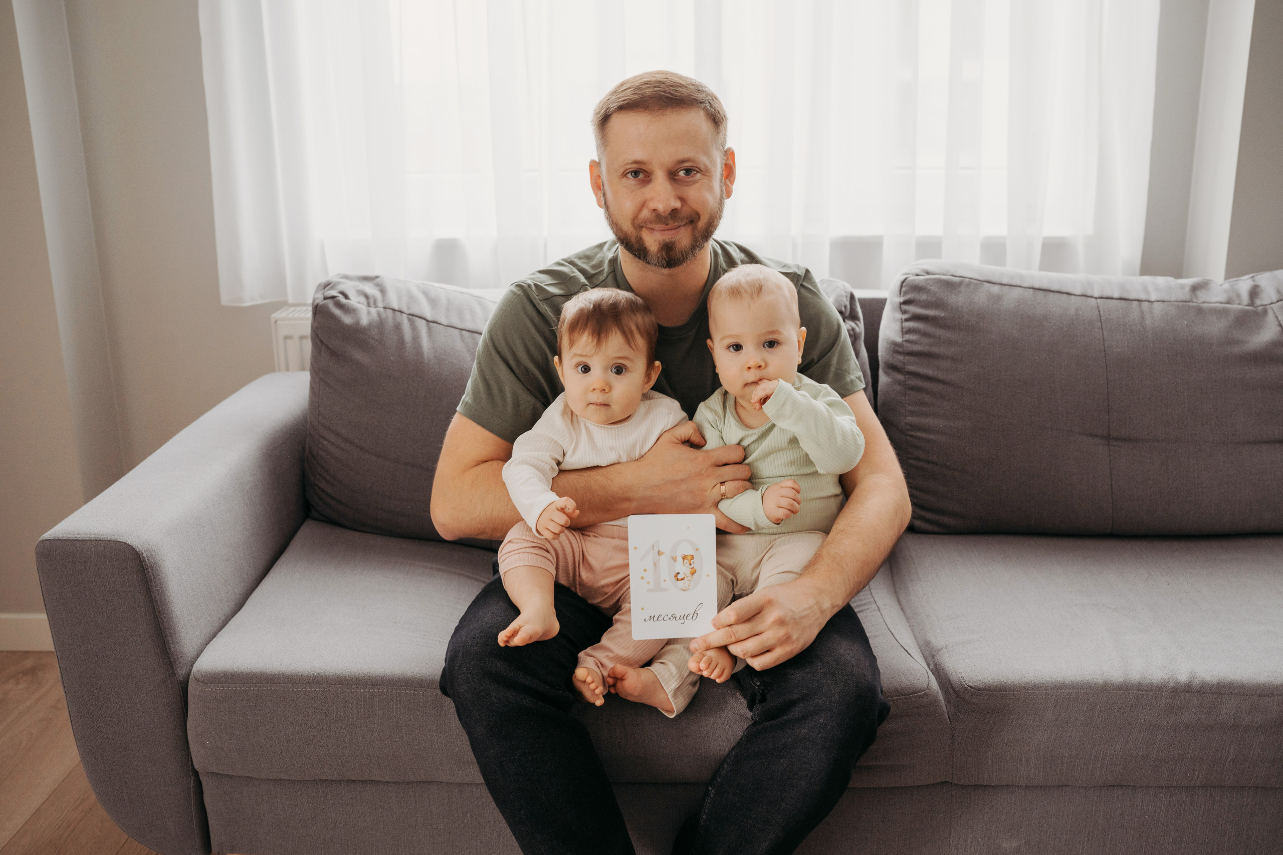 Настя, Саша, Даня и их родители. Фотограф новорожденных и детей первого года Евгения Михалькевич