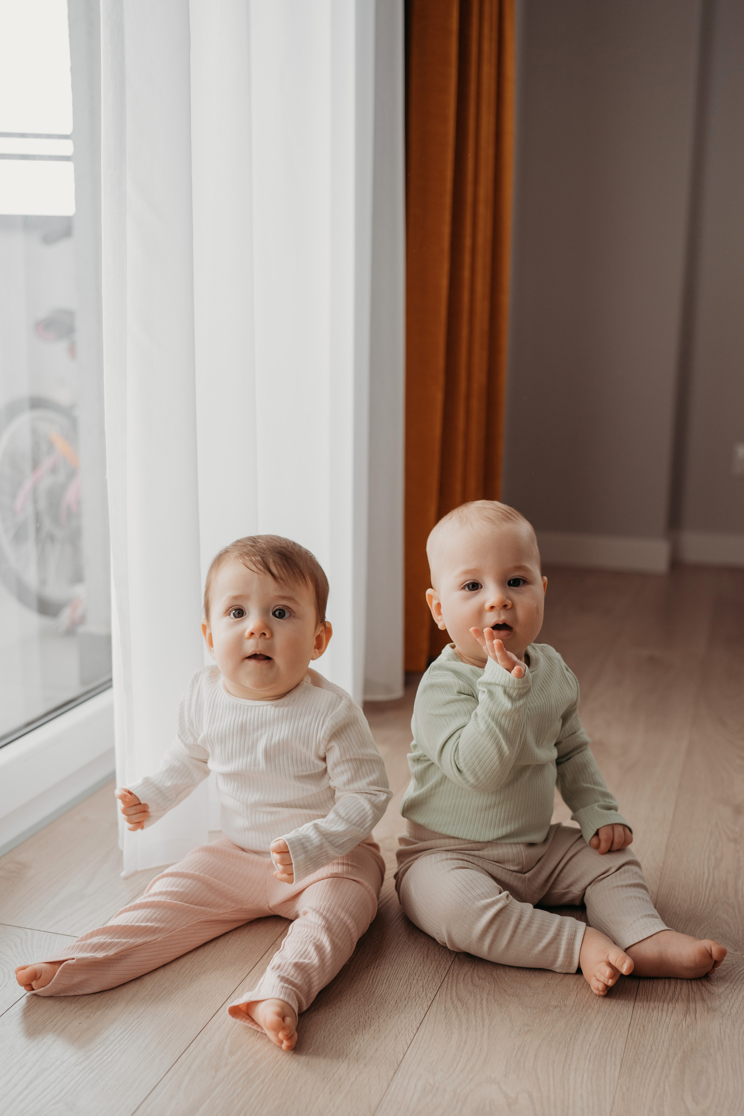 Настя, Саша, Даня и их родители. Фотограф новорожденных и детей первого года Евгения Михалькевич