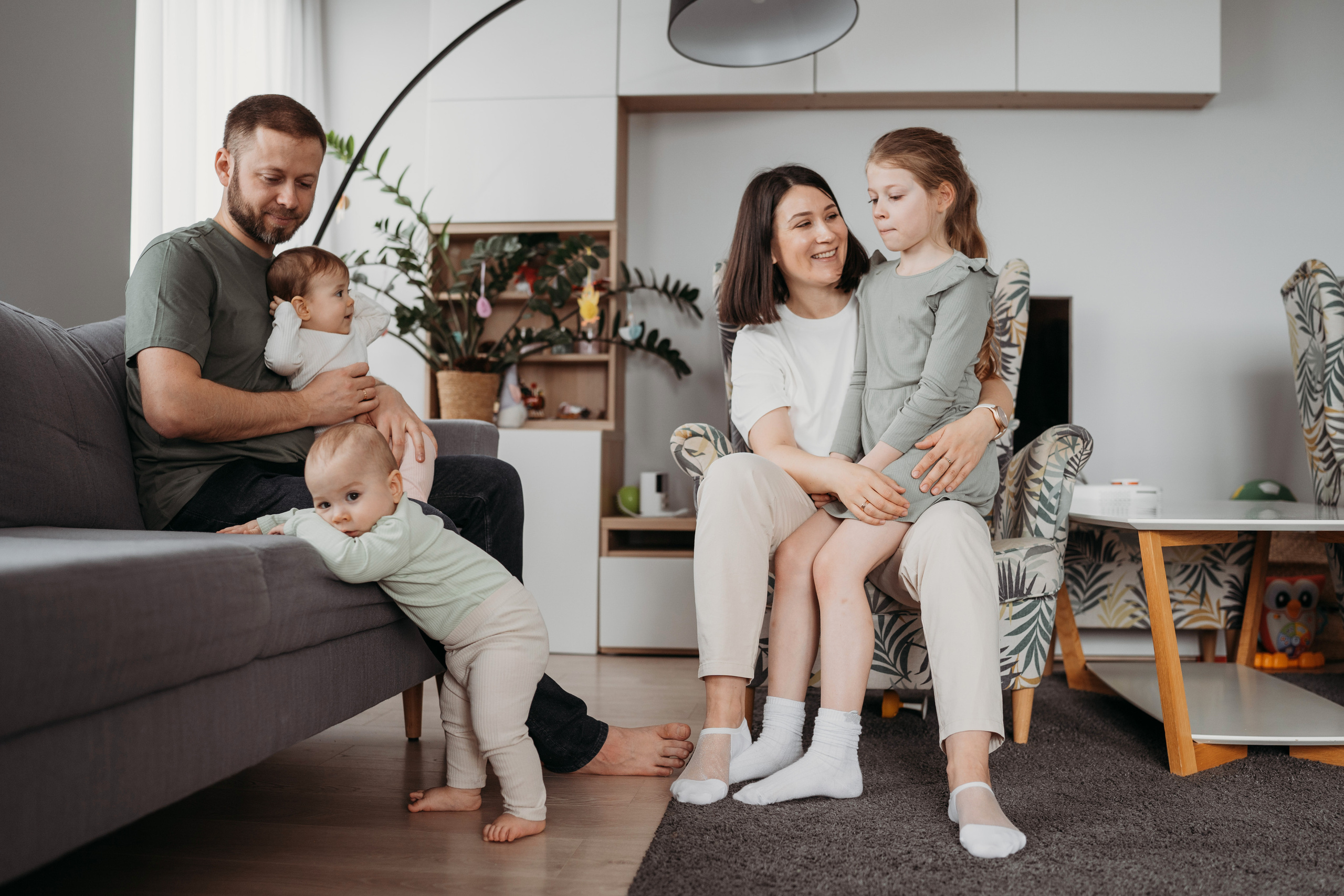 Настя, Саша, Даня и их родители. Фотограф новорожденных и детей первого года Евгения Михалькевич