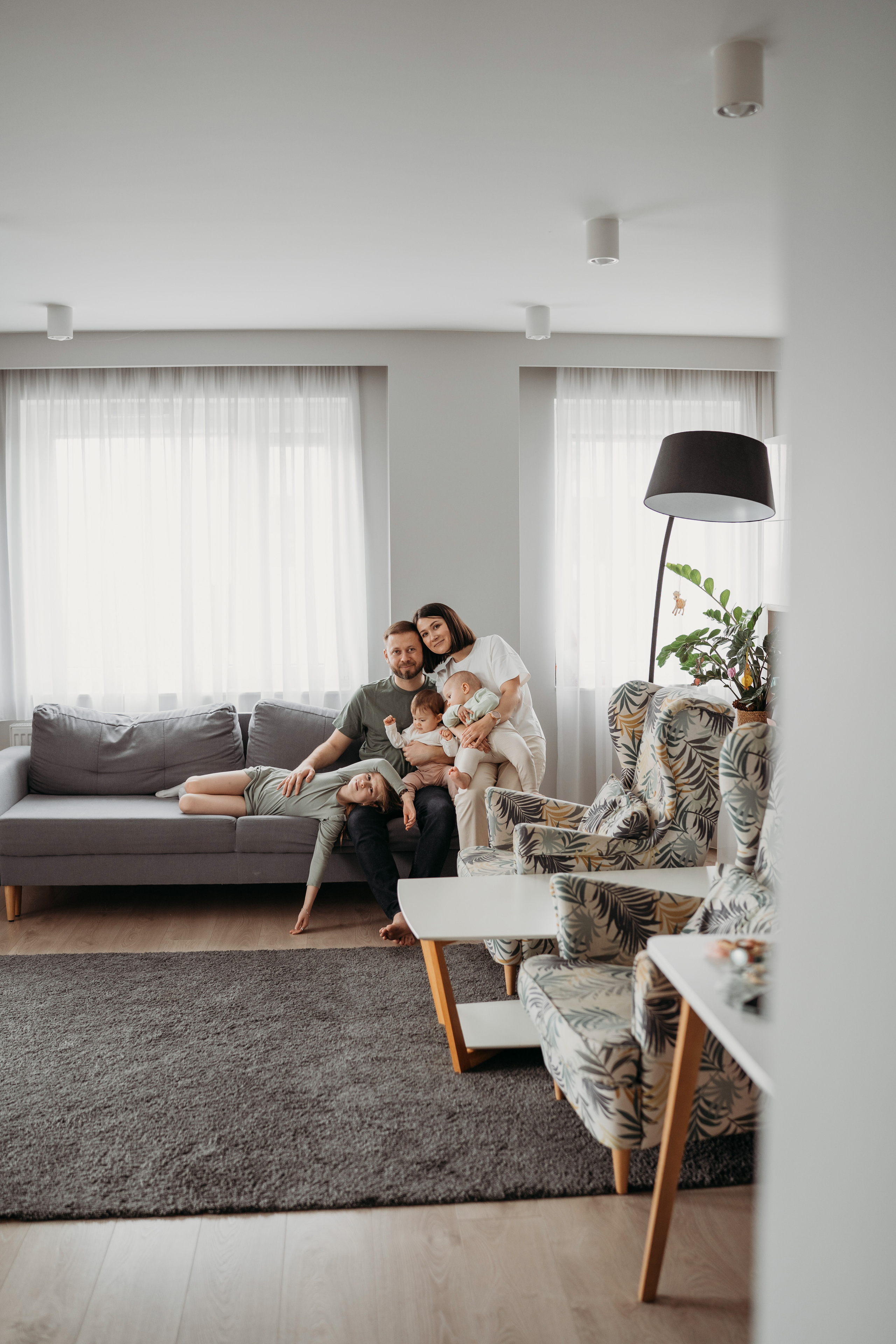 Настя, Саша, Даня и их родители. Фотограф новорожденных и детей первого года Евгения Михалькевич