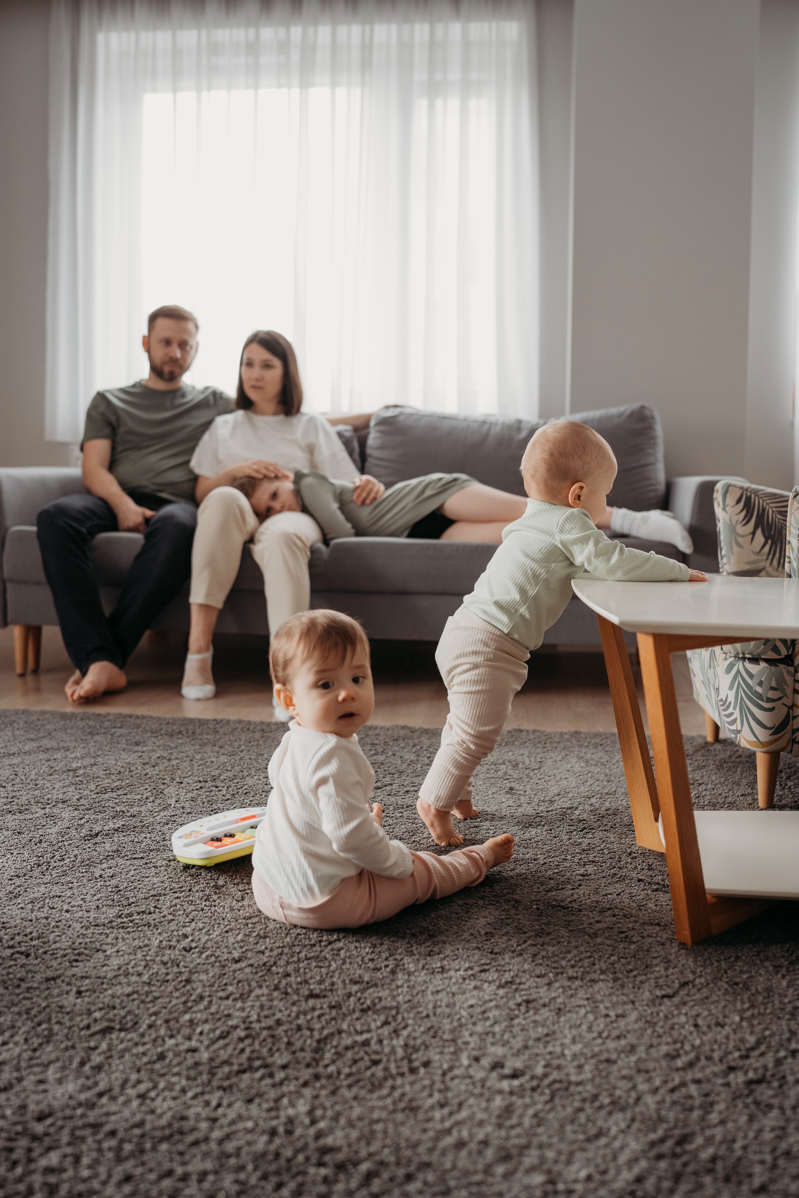 Настя, Саша, Даня и их родители. Фотограф новорожденных и детей первого года Евгения Михалькевич